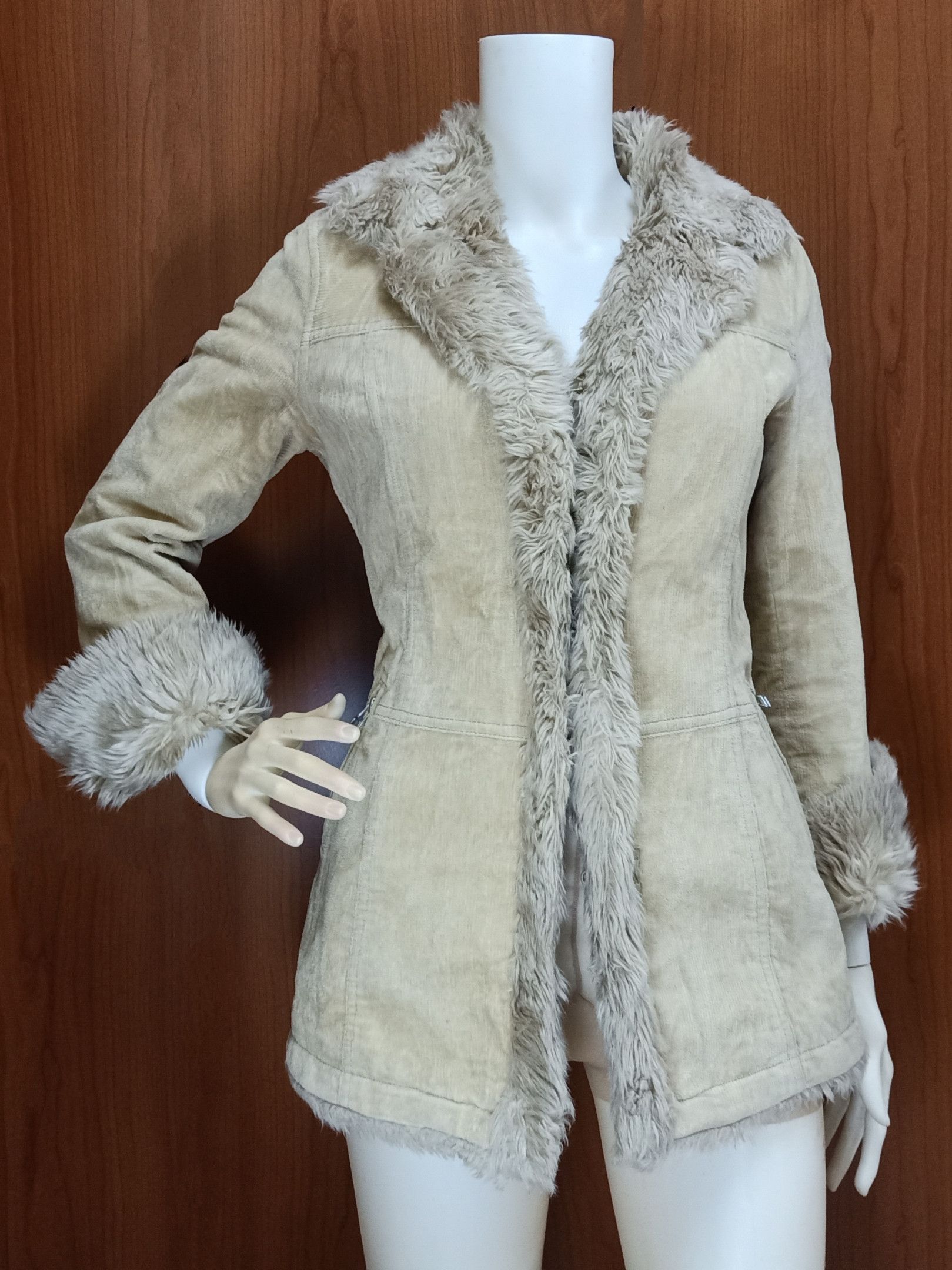 Burberry BURBERRY Blue Label Fur Beige Winter Wear Jacket Parka Size XS / US 0-2 / IT 36-38 - 2 Thumbnail