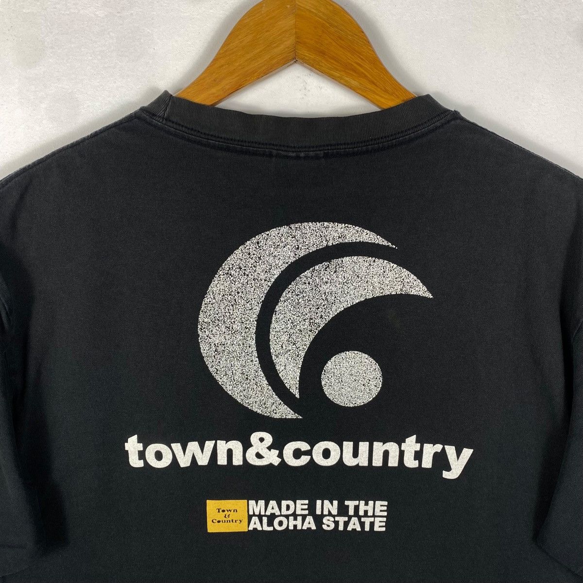 Vintage Vintage TOWN & COUNTRY Made In The Aloha State Faded Tee Size US L / EU 52-54 / 3 - 6 Thumbnail