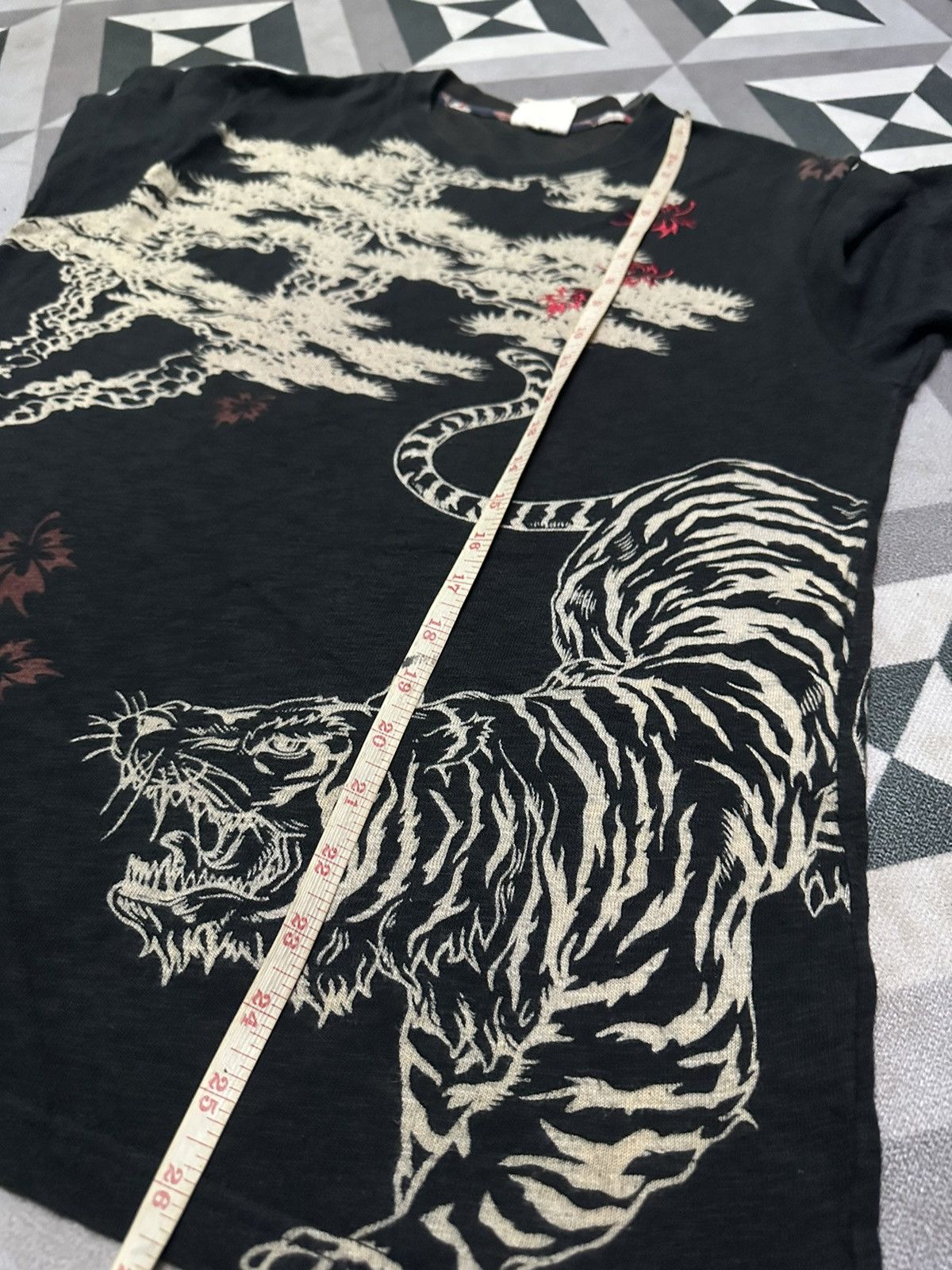 Japanese Brand sukajan tiger fight overprint tee Size US L / EU 52-54 / 3 - 12 Thumbnail