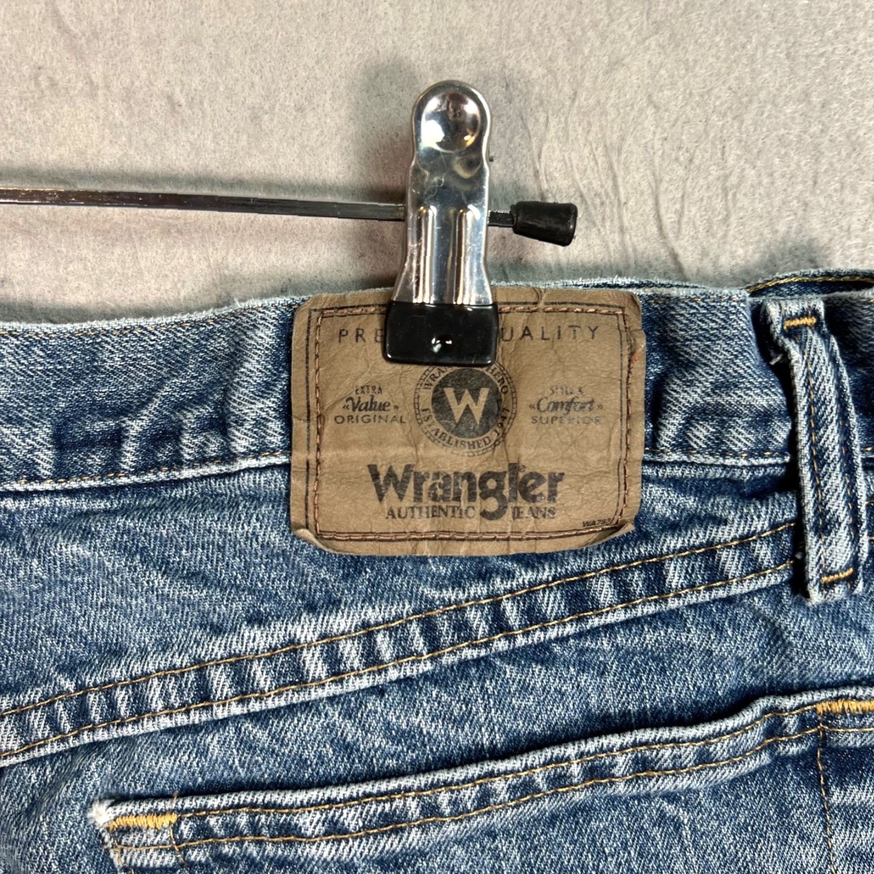 Wrangler Wrangler Mens 33 x 32 Relaxed Fit Straight Leg Blue Denim Jeans Shirt? Size US 33 - 3 Thumbnail