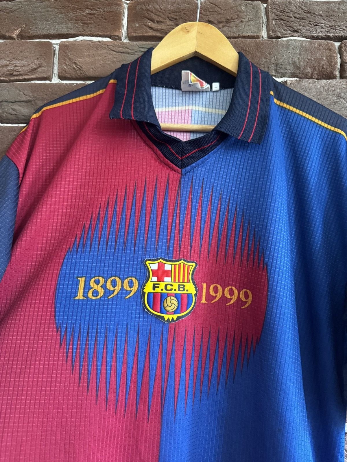 Nike Rare Vintage FC Barcelona 1899 1999 Kluivert Soccer Jersey Size US XL / EU 56 / 4 - 4 Thumbnail
