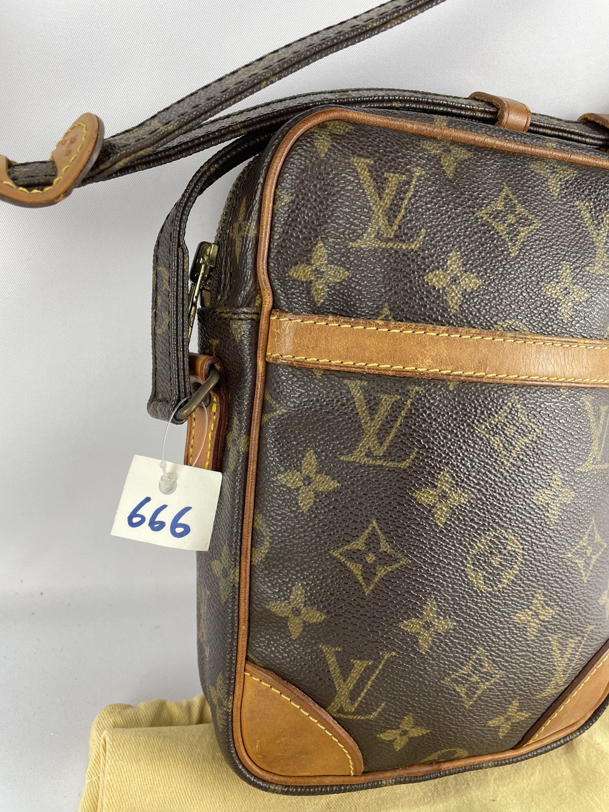 Louis Vuitton Authentic Louis Vuitton Danube Crossboday bag monogram Size ONE SIZE - 3 Thumbnail