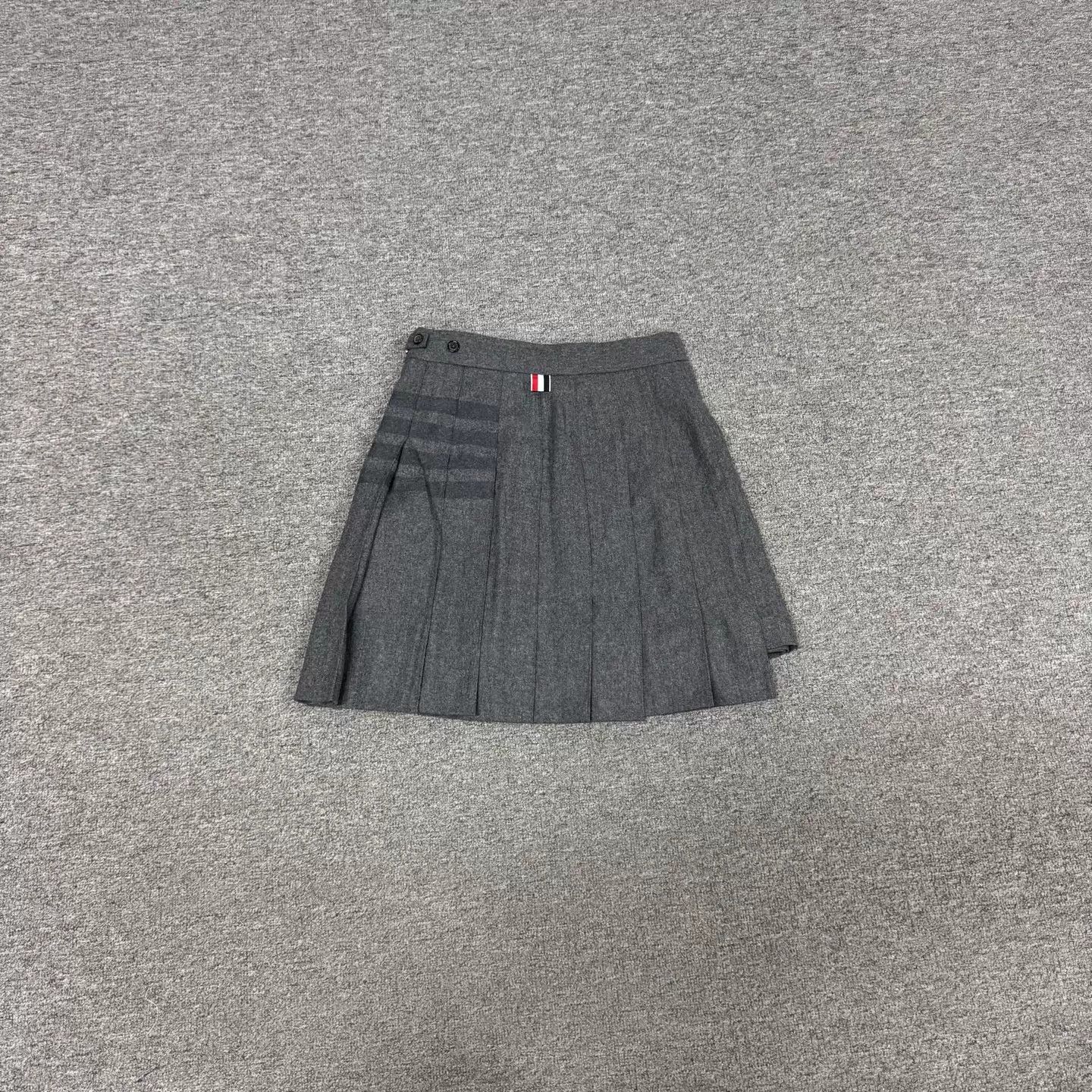 Thom Browne Thom Browne 4-Stripe Gray A-Line Pleated Skirt 40 Size 27" / US 4 / IT 40 - 2 Thumbnail