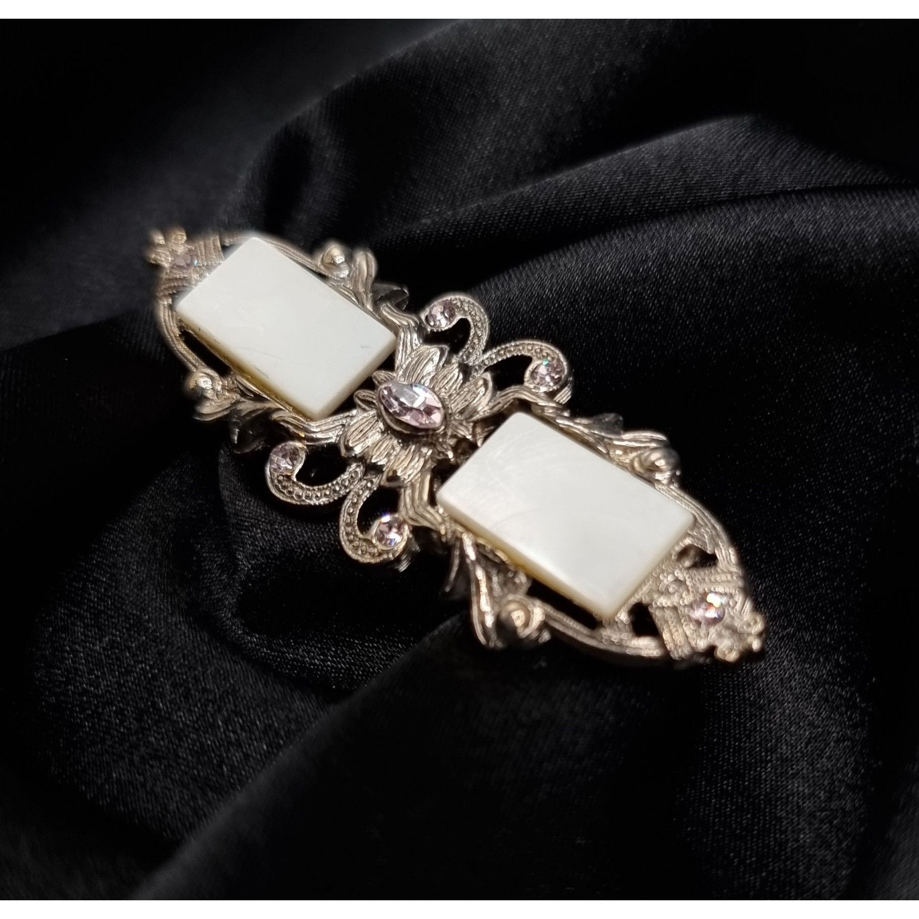 Vintage Vintage 1928 Ornate Silver-Tone Brooch With Faux Pearl Size ONE SIZE - 3 Thumbnail