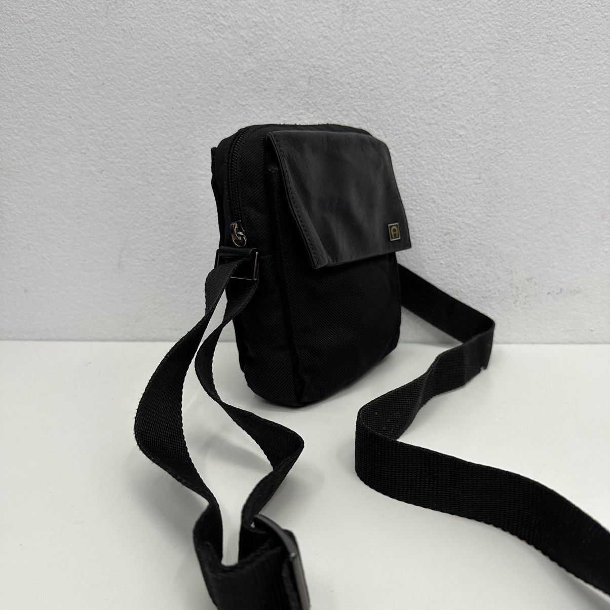Aigner ‼️YES‼️ AUTHENTIC AIGNER VINTAGE SHOULDER CROSSBODY BAG Size ONE SIZE - 3 Thumbnail
