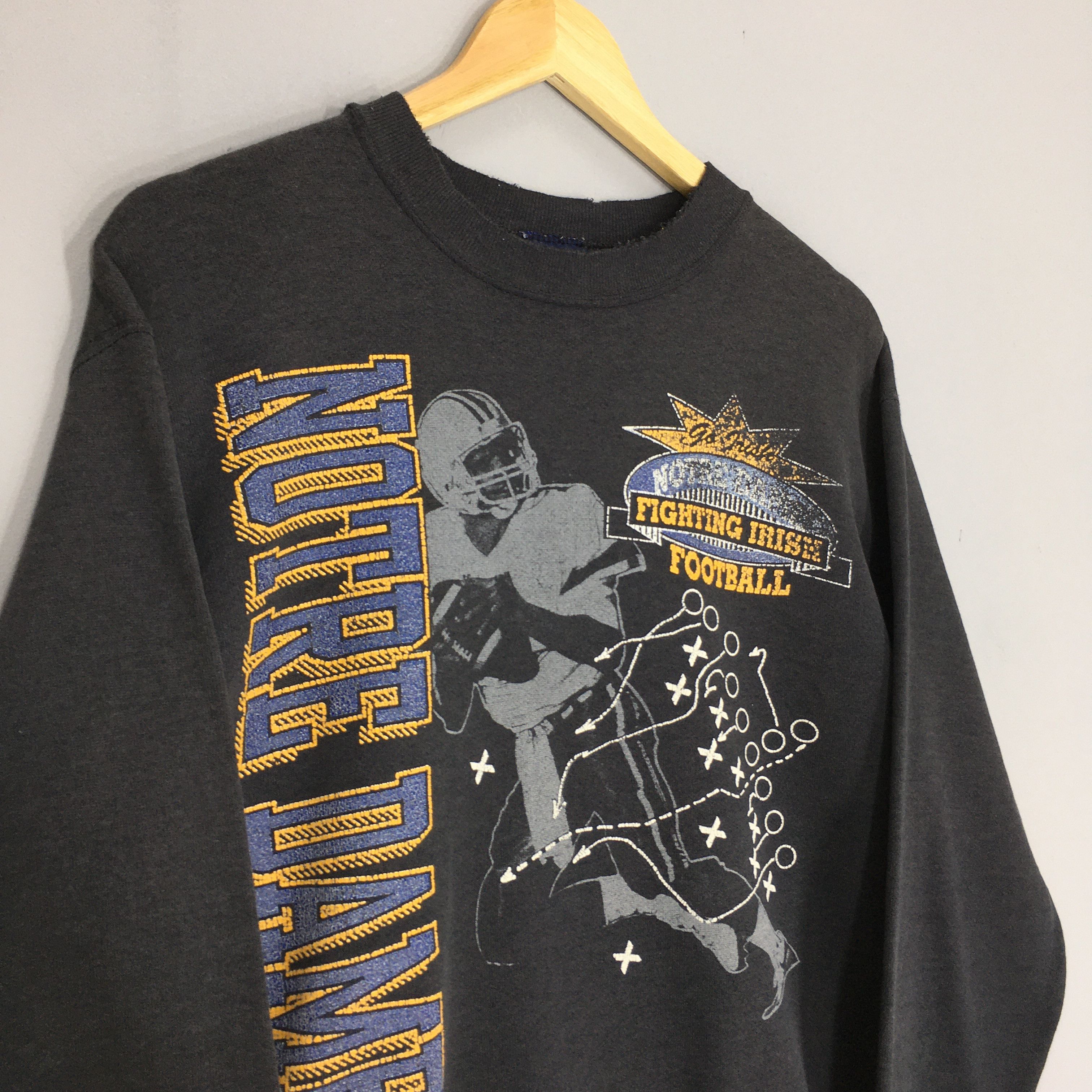 NCAA Vintage Distressed Notre Dame Fighting Irish Sweatshirt Size US M / EU 48-50 / 2 - 3 Thumbnail
