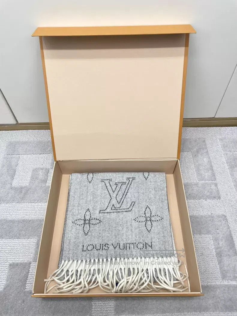 Louis Vuitton Louis Vuitton Grey presbyopic single face cashmere fringe Size ONE SIZE - 1 Thumbnail