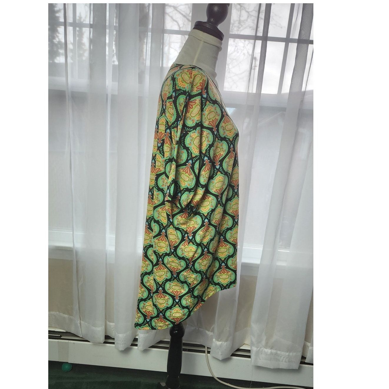 Other LuLaRoe Women's Size Small Top Green, Black & Red Geometric Size S / US 4 / IT 40 - 5 Thumbnail