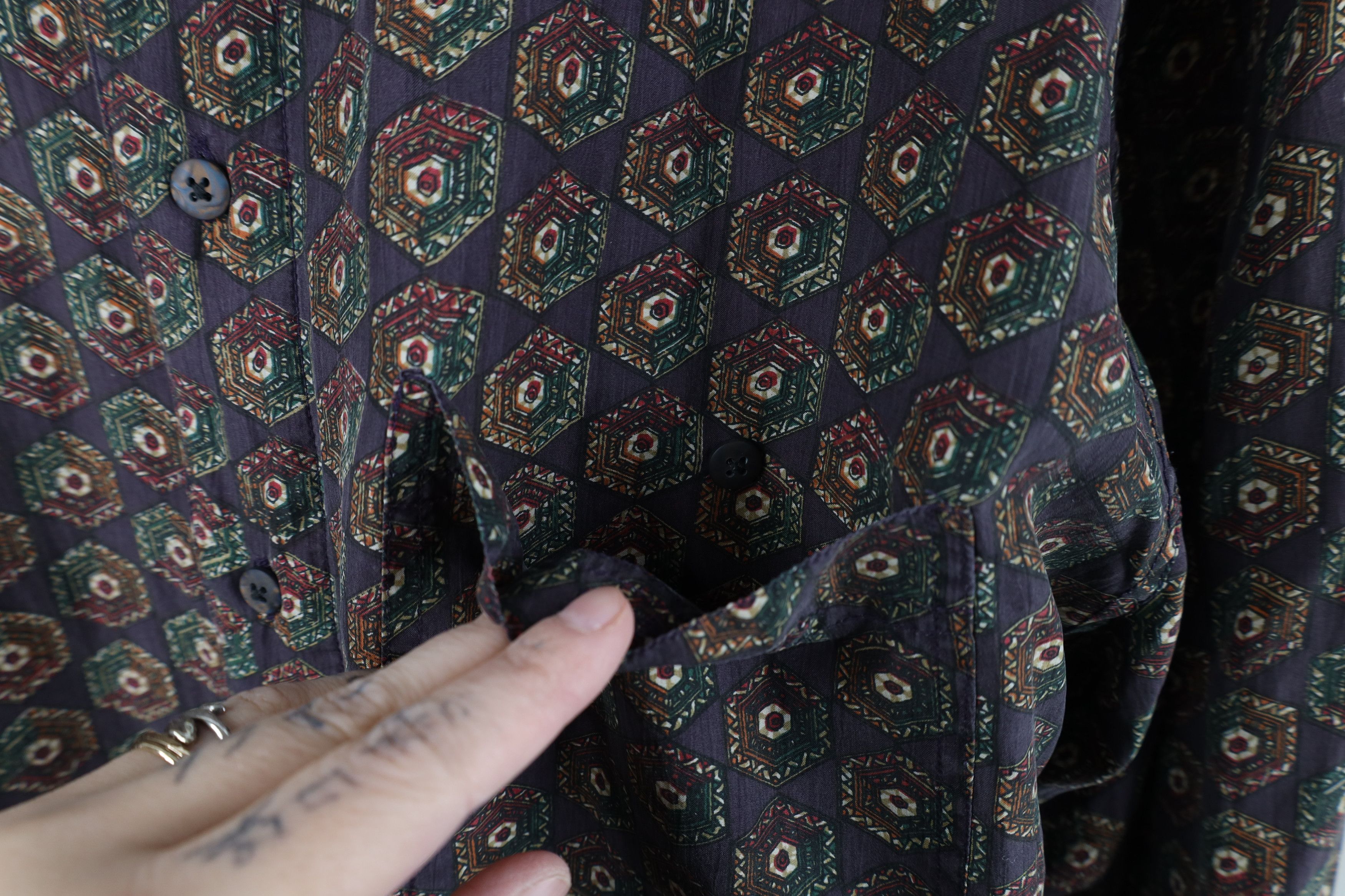 Vintage Vintage 90s Streetwear Faded Geometric Baggy Button Shirt Size US M / EU 48-50 / 2 - 4 Thumbnail
