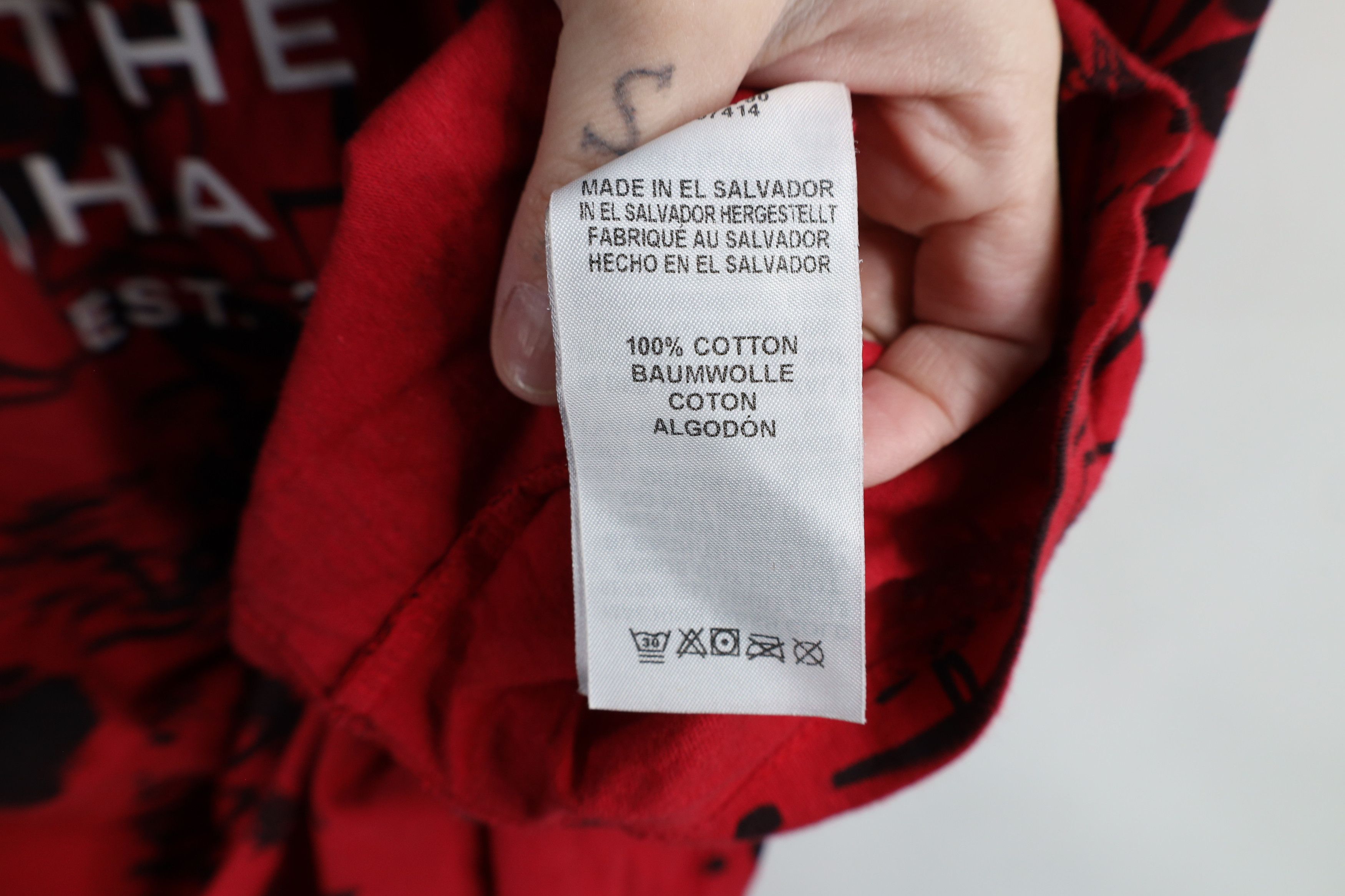 True Religion × Vintage True Religion Spell Out All Over Print V-Neck T-Shirt Red Size US XXL / EU 58 / 5 - 10 Thumbnail