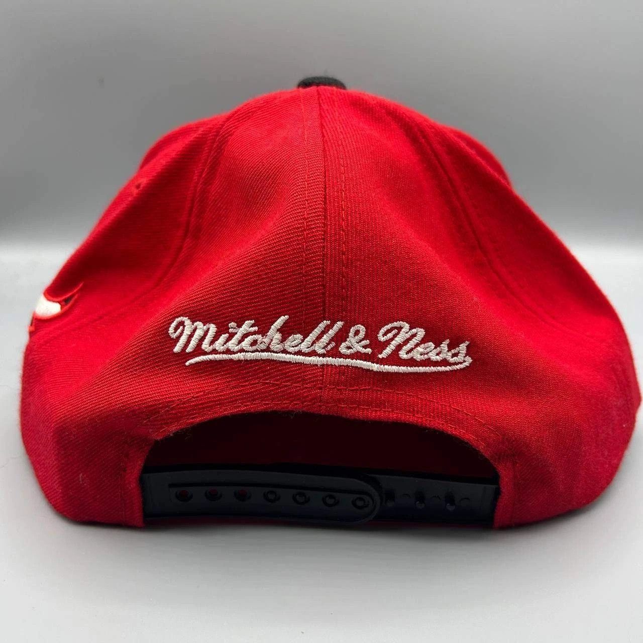 Mitchell & Ness Chicago Bulls Hat Men Red Black NBA Snap Back Cap Wool Size ONE SIZE - 5 Thumbnail
