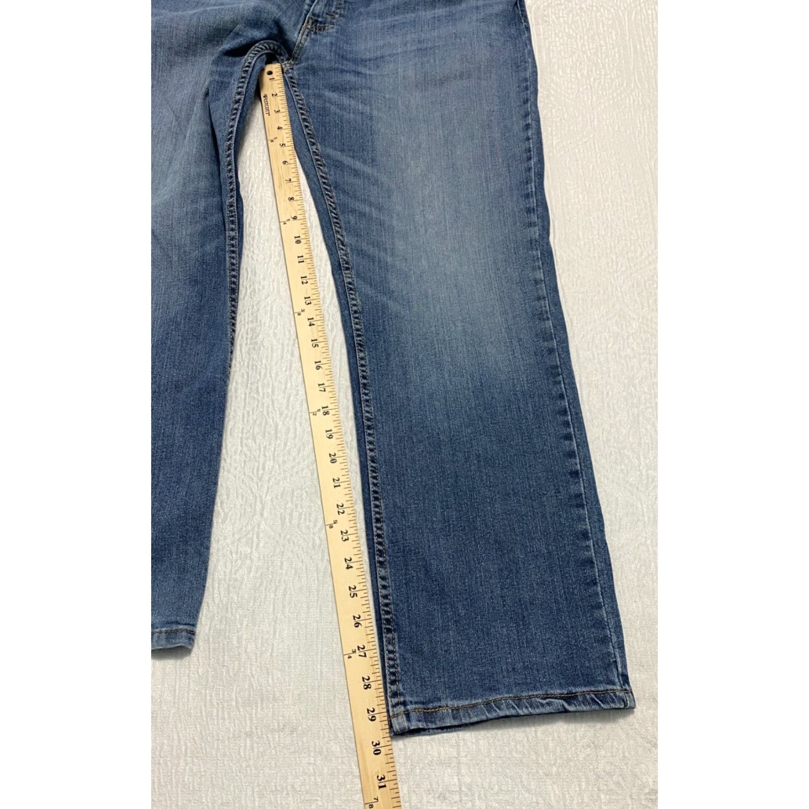 Levi's VINTAGE Levi's 559 Jeans Mens 36x30 Blue Relaxed Straight Wide Leg Whiskers Denim Shirt? Size US 36 / EU 52 - 7 Thumbnail