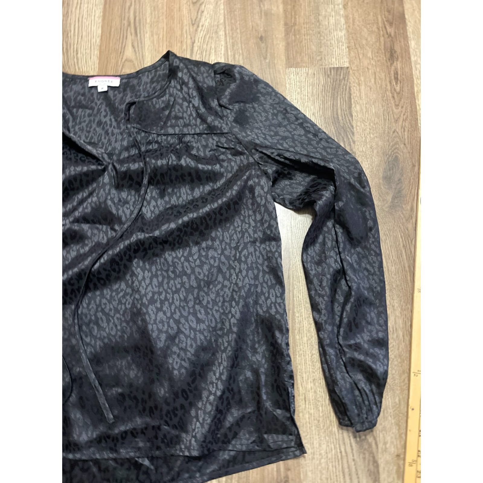 Vintage Andree By Unit Shirt Women's Size Medium Black Cheetah Long Sleeve V-Neck Pattern: Animal Print Modern Casual Mens Womens Boys Girls Size M / US 6-8 / IT 42-44 - 4 Thumbnail