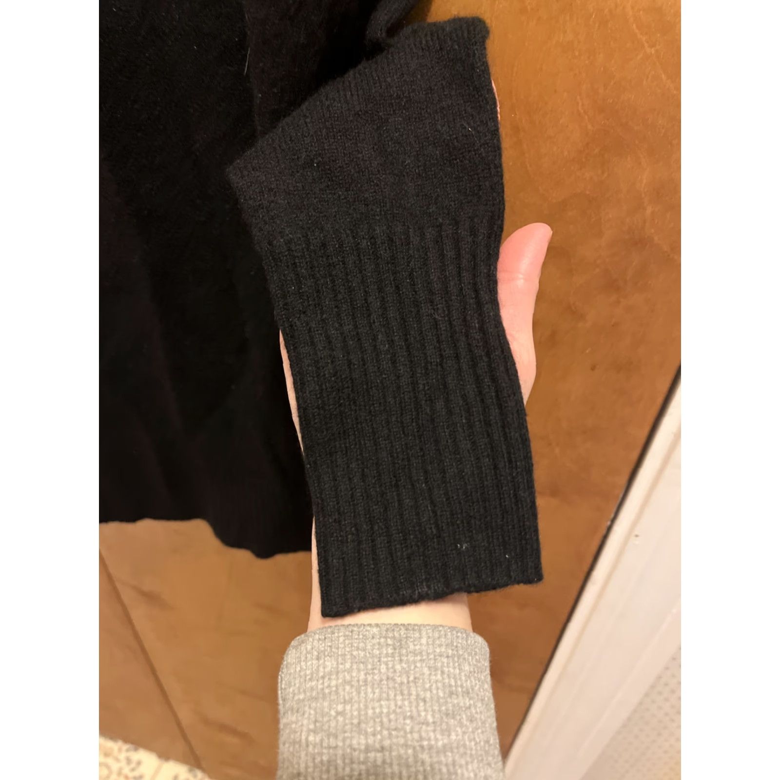 Bloomingdale's Bloomingdale's Black Cashmere Cardigan XS V-Neck Long Sleeve Lightweight Women's Classic Designer Size XS / US 0-2 / IT 36-38 - 5 Thumbnail