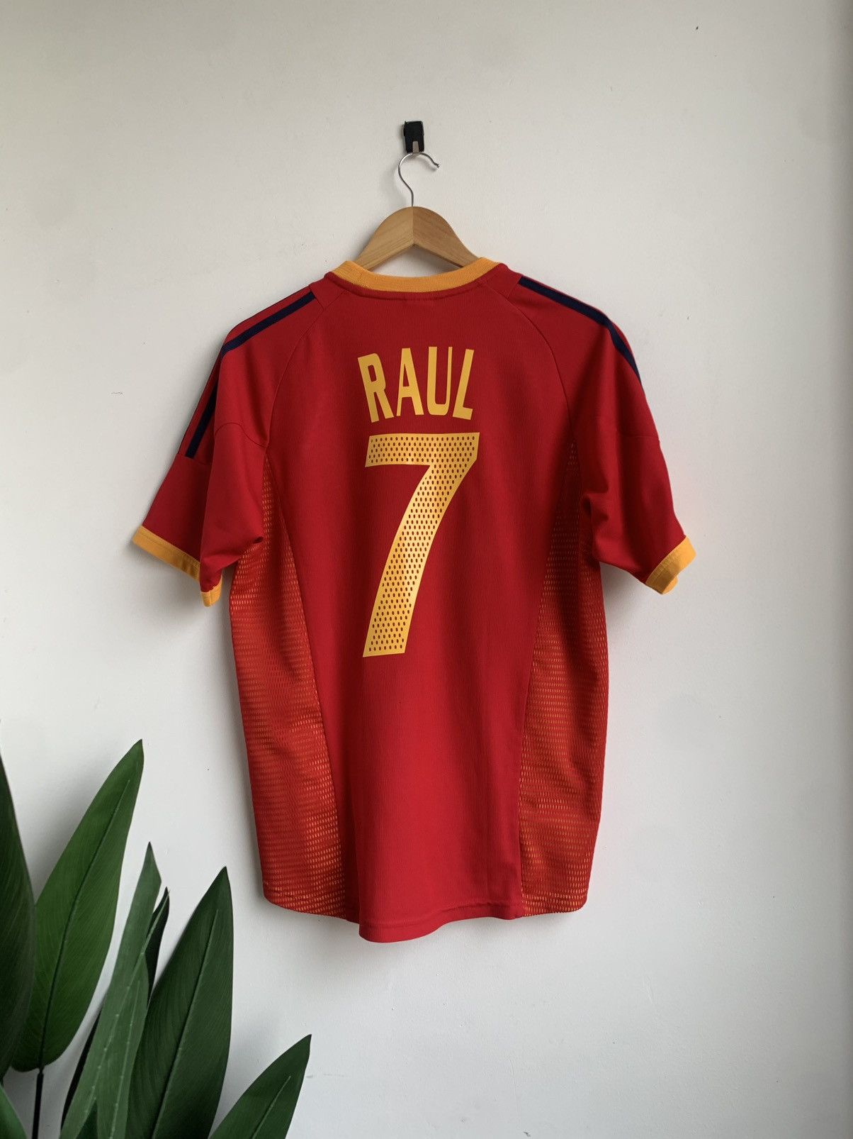 Adidas Spain 2002/04 Home Kit Size US S / EU 44-46 / 1 - 2 Thumbnail