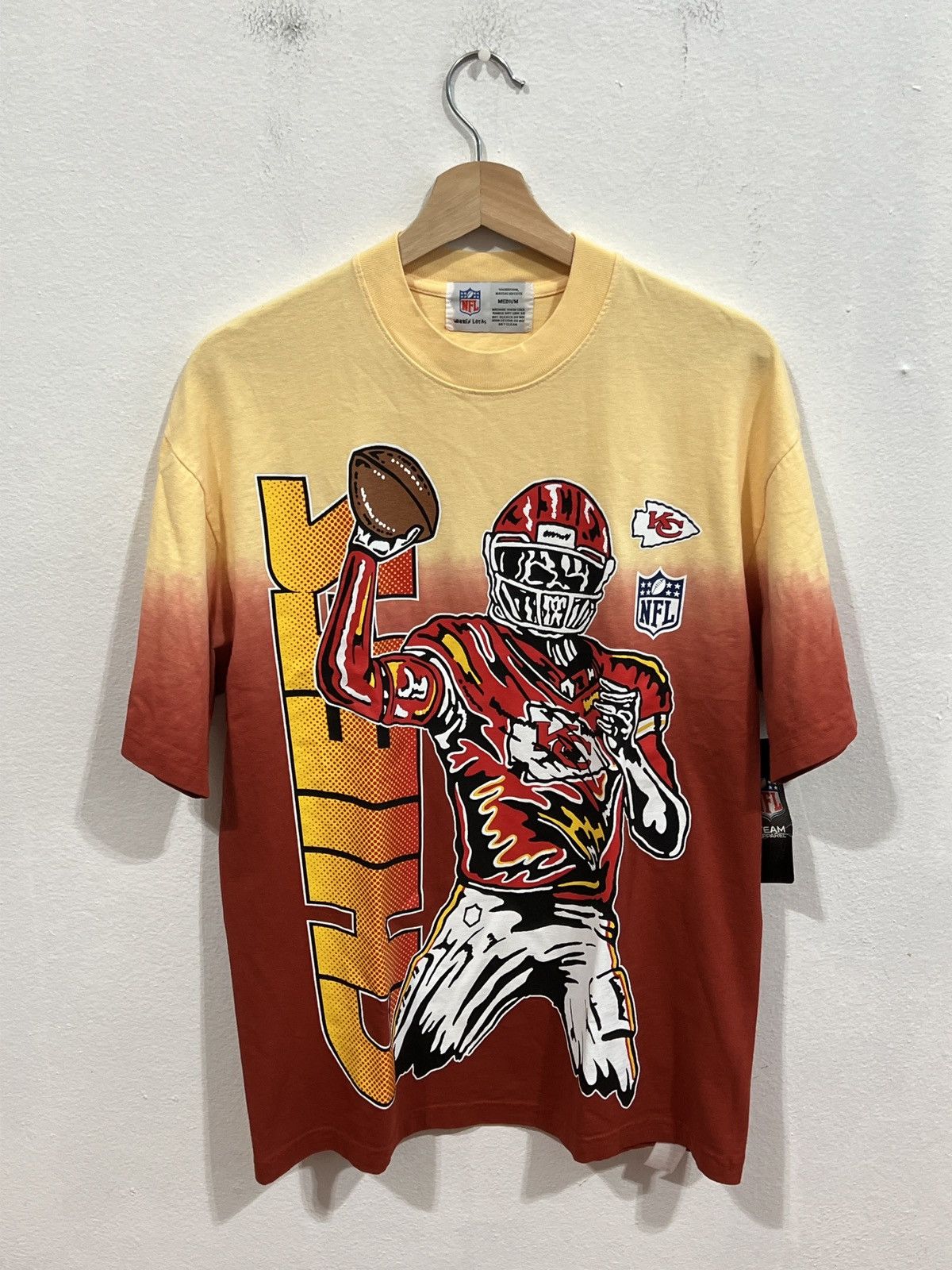 Mitchell & Ness × NFL × Warren Lotas Warren Lotas Chiefs Go Long Ombre Tee Size US M / EU 48-50 / 2 - 1 Thumbnail