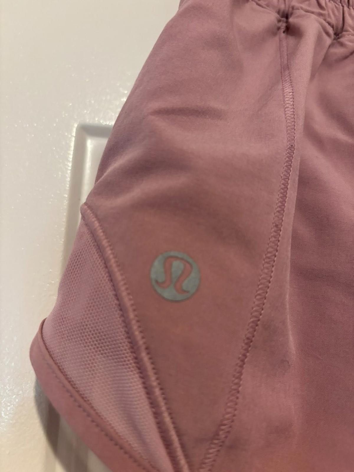 Lululemon Women's blush Lululemon sz 4 athletic shorts #619 Size 27" / US 4 / IT 40 - 2 Thumbnail