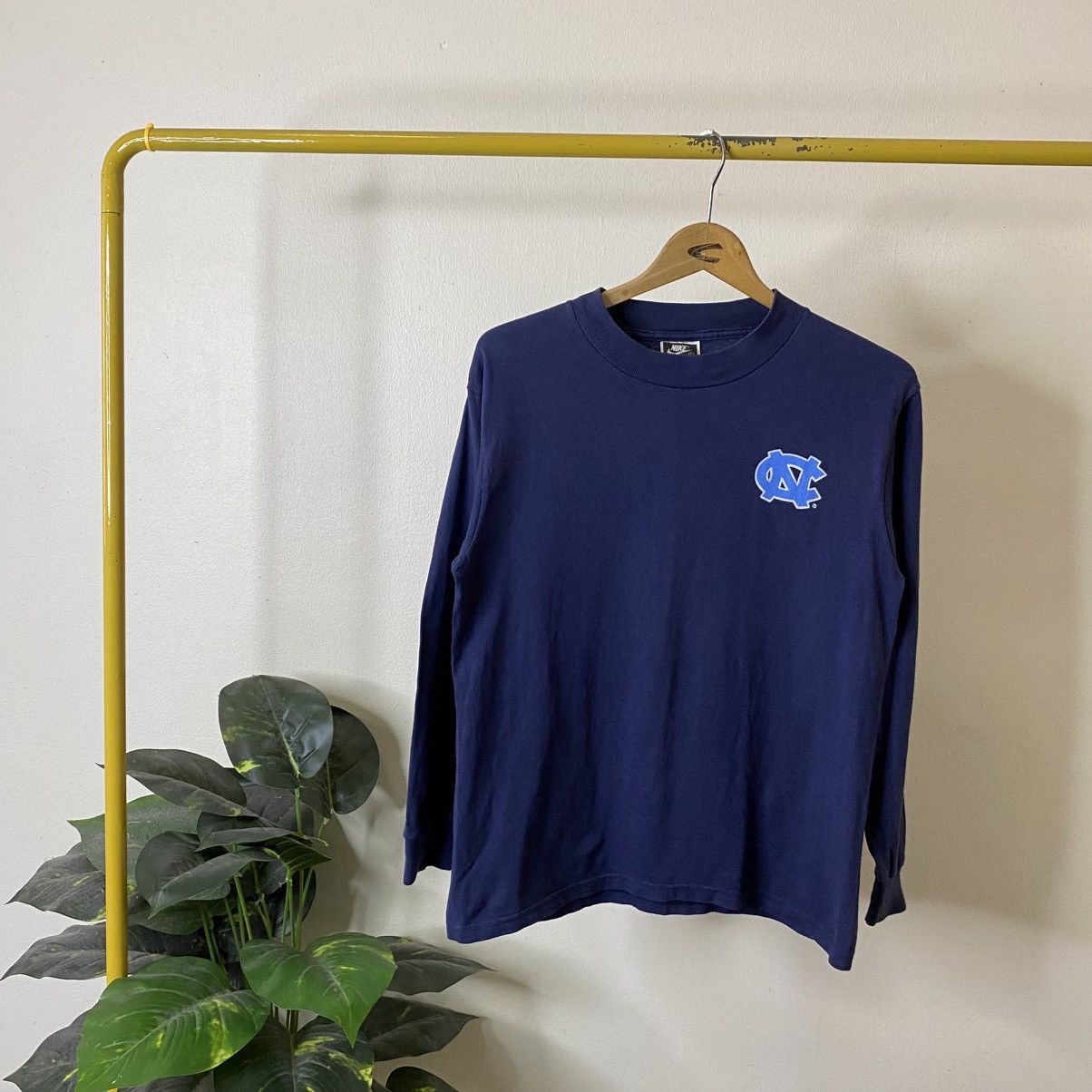 Nike Vintage 90s Nike Team x Notre Dame University LS Tshirt Size US S / EU 44-46 / 1 - 1 Thumbnail