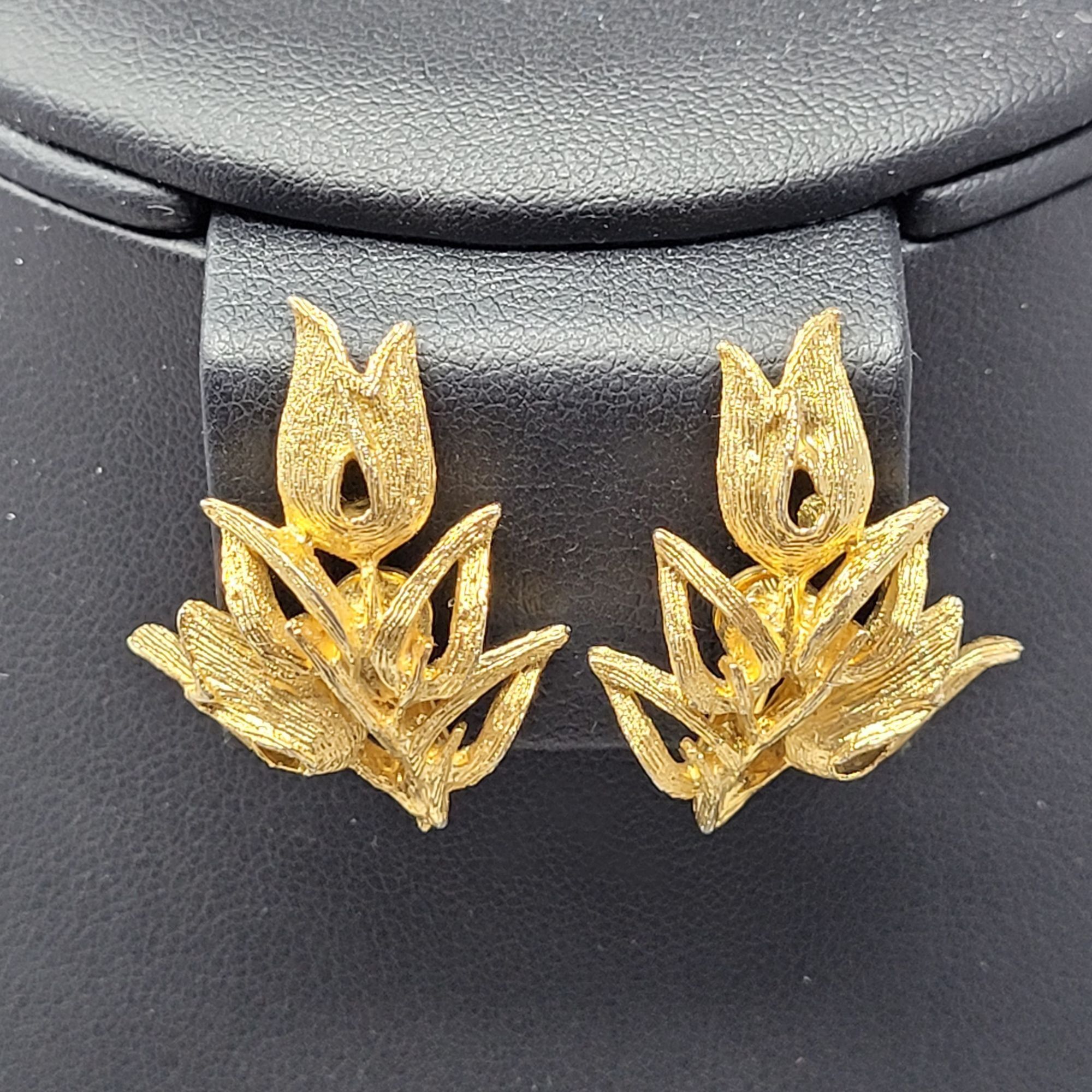 Vintage Vintage 80s Brushed Gold Climbing Tulip Clip-On Earrings Fla Size ONE SIZE - 1 Thumbnail