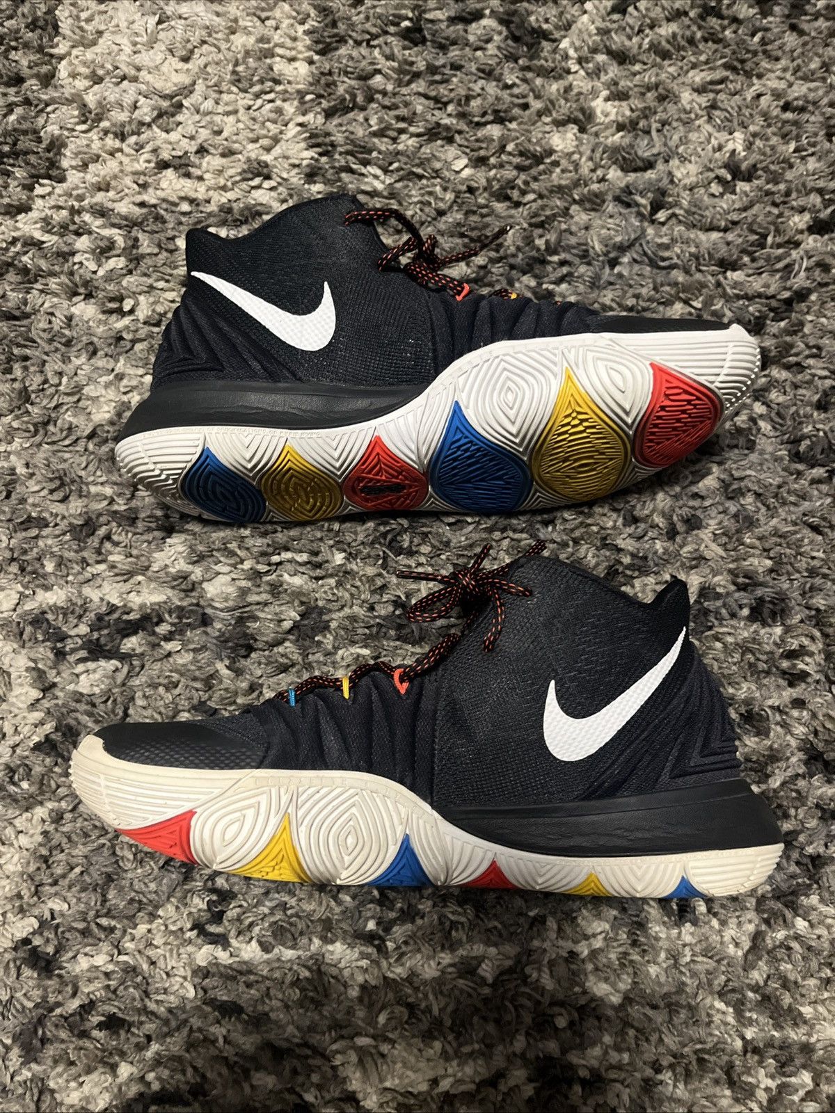 Nike Nike Kyrie 5 Friends Size US 10 / EU 43 - 2 Thumbnail