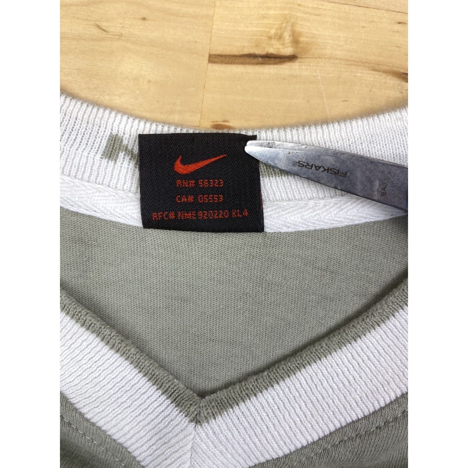Nike VINTAGE Nike V Neck Shirt Mens L Tan Long Sleeve Casual Skate Surf 90s Beige T-Shirt Men L Nike Shirt Size US L / EU 52-54 / 3 - 4 Thumbnail