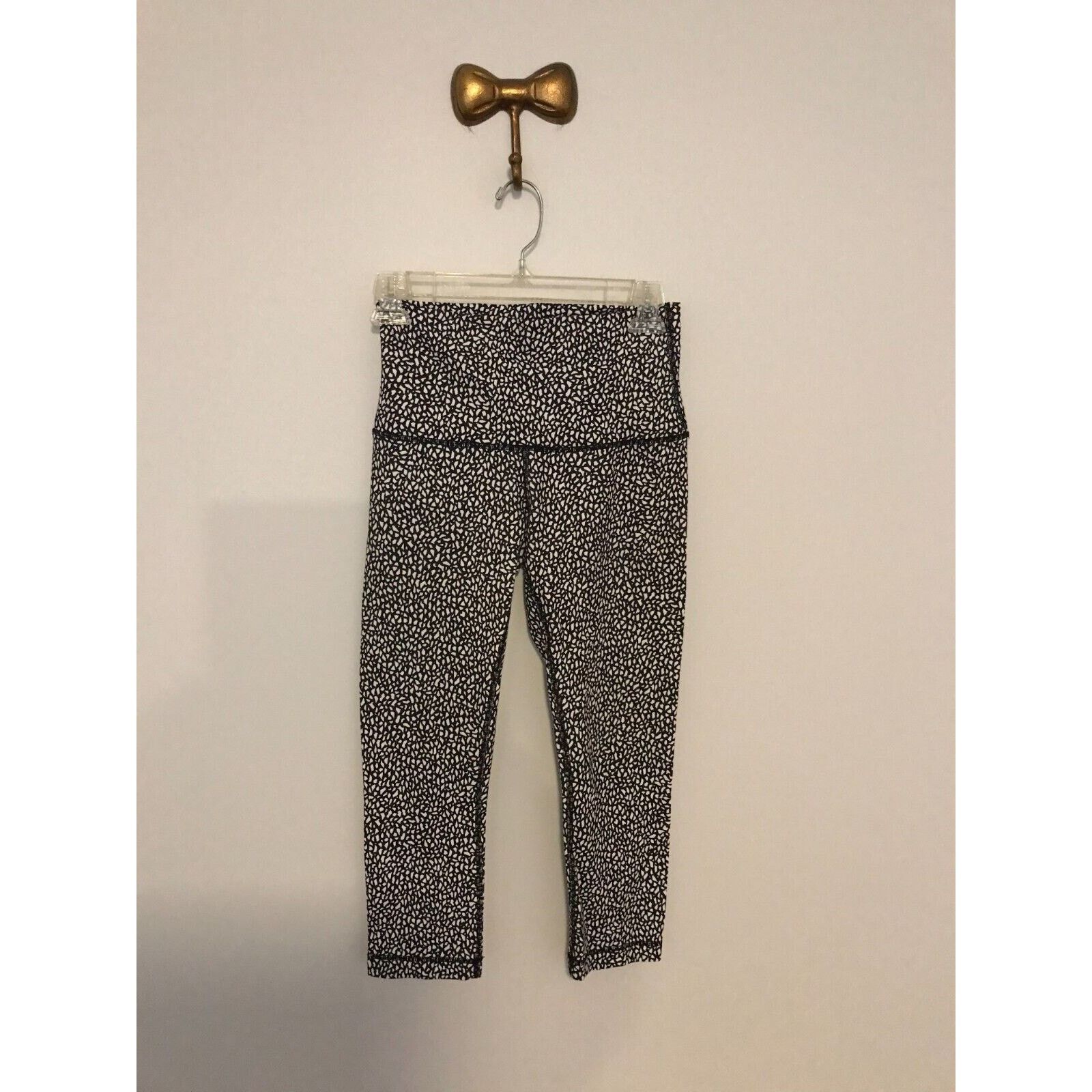 Lululemon Lululemon Wunder Under Crop Hi Rise Miss Mosaic Black/White Size 28" / US 6 / IT 42 - 1 Thumbnail