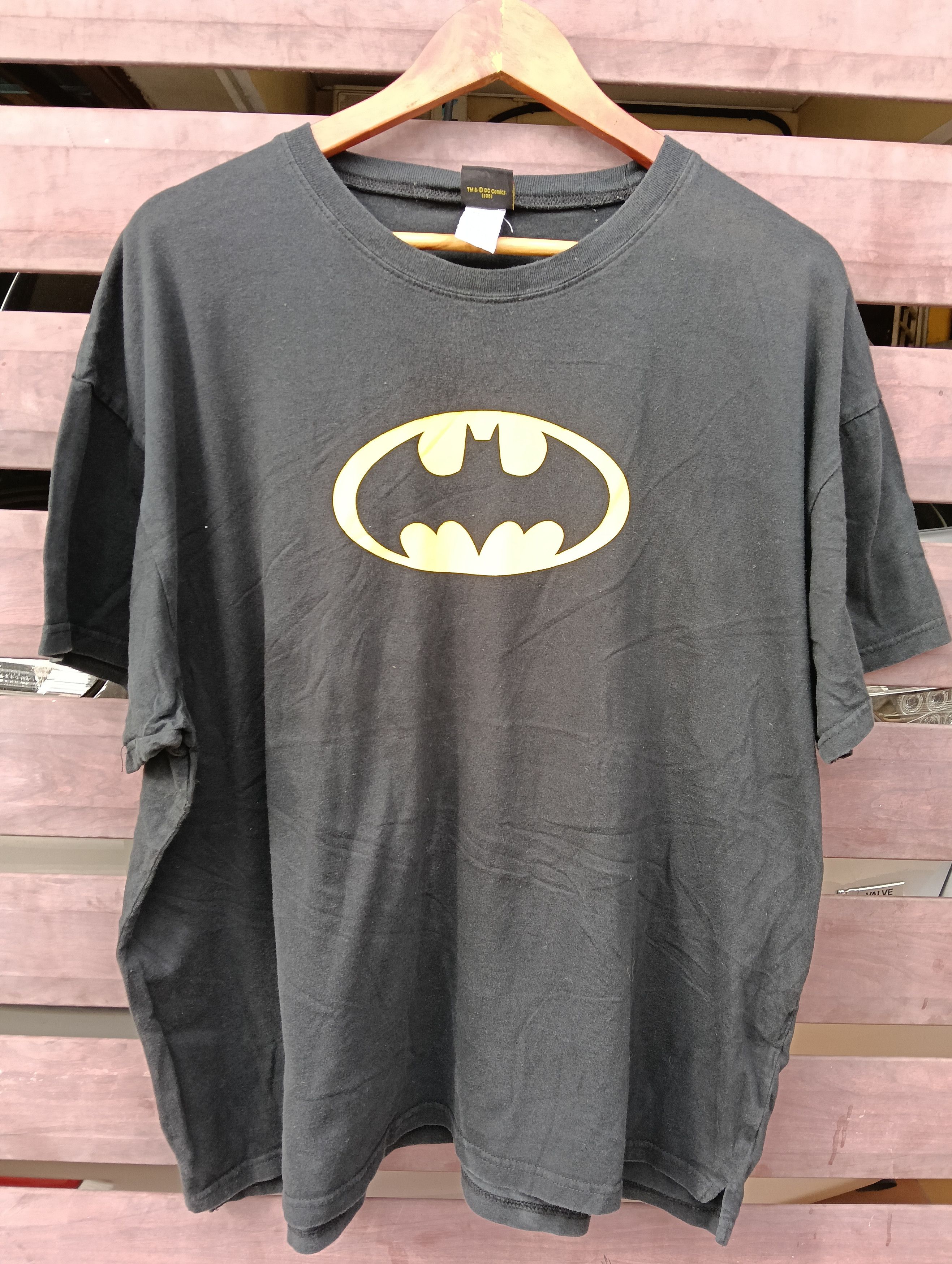 BATMAN SPELLOUT LOGO TSHIRT.
