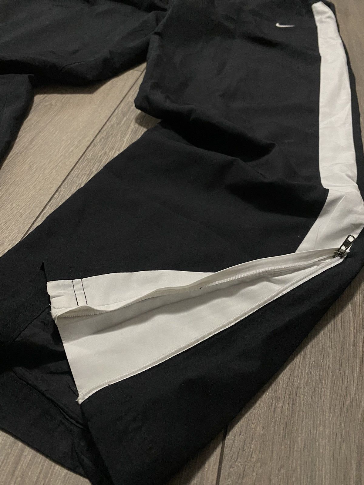 Nike Vintage Nike Track Pants Nylon Baggy Double Swoosh Hype Y2K Size US 40 / EU 56 - 4 Thumbnail
