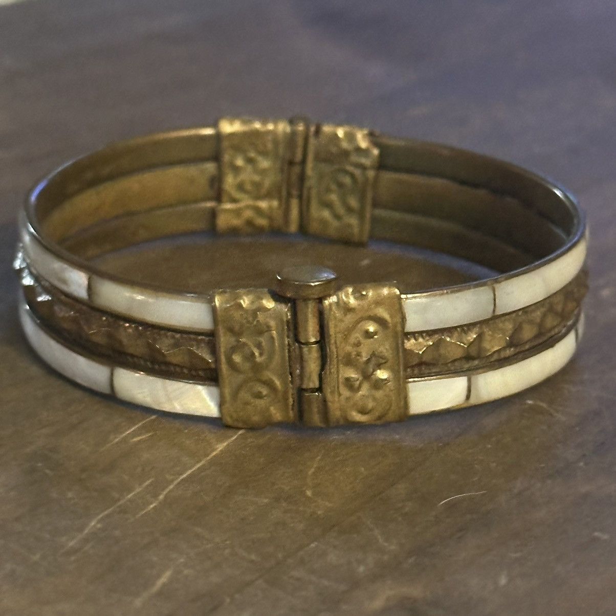 Vintage Vintage brass mother of Pearl inlay hinged bangle bracelet Size ONE SIZE - 7 Thumbnail