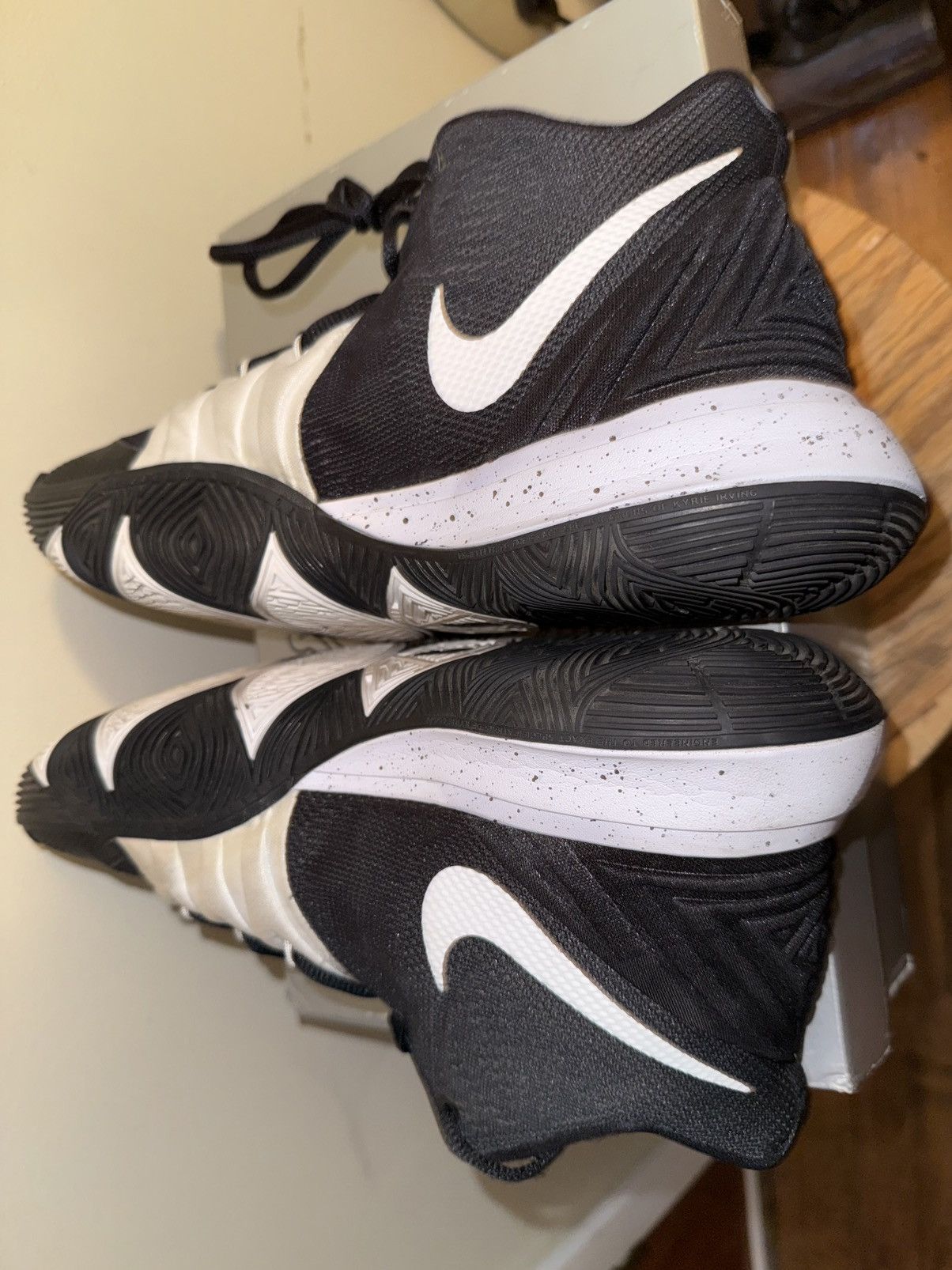Nike Kyrie V Team Black Magic mid, OG Box, EXC! Minimal Use!