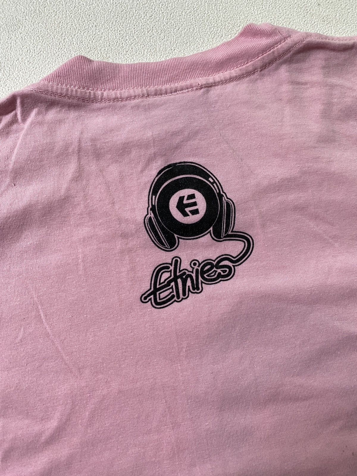 Etnies Vintage Y2K Etnies Headphones Graphic T Shirt Size US L / EU 52-54 / 3 - 4 Thumbnail