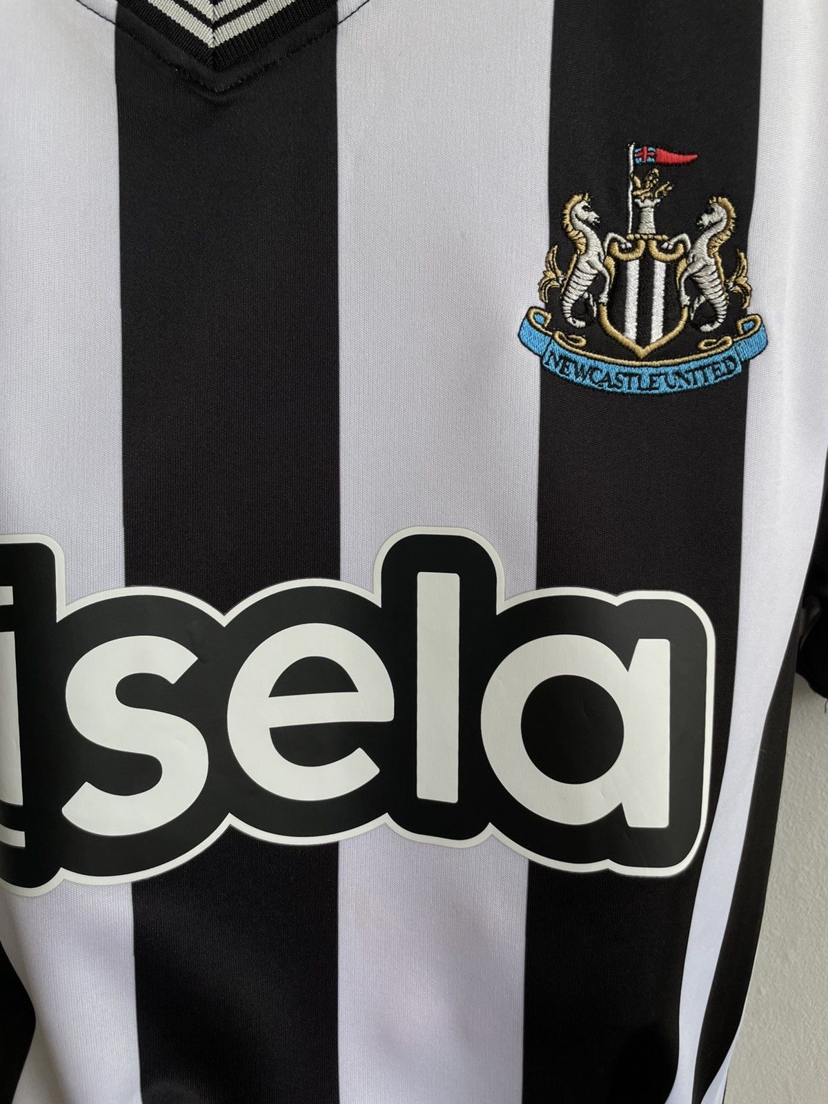 Castore NewCastle United 2023 2024 Home Football Shirt Soccer Jersey Size US L / EU 52-54 / 3 - 9 Thumbnail