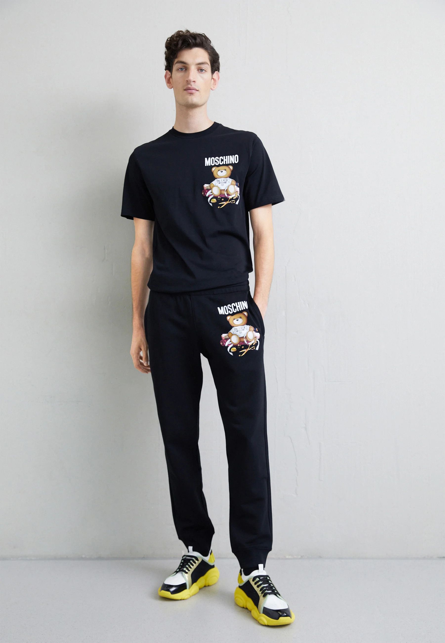 Moschino o1y0225 Logo Jogger & Sweatpant in Black Size US 32 / EU 48 - 7 Thumbnail