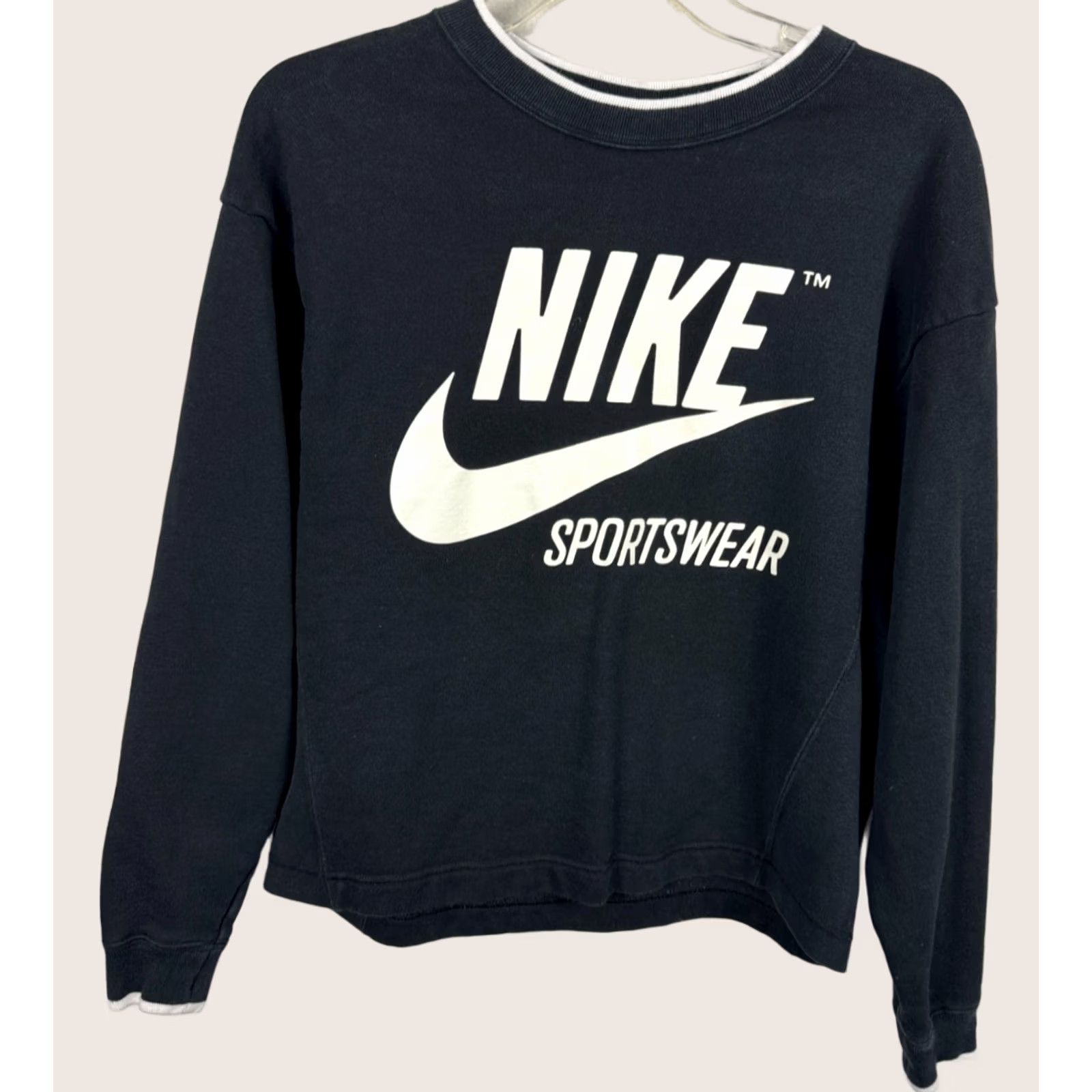 Nike VINTAGE Nike Sweatshirt Womens XS Black Cropped Crewneck Logo Swoosh L/S 56323 Size XS / US 0-2 / IT 36-38 - 1 Thumbnail