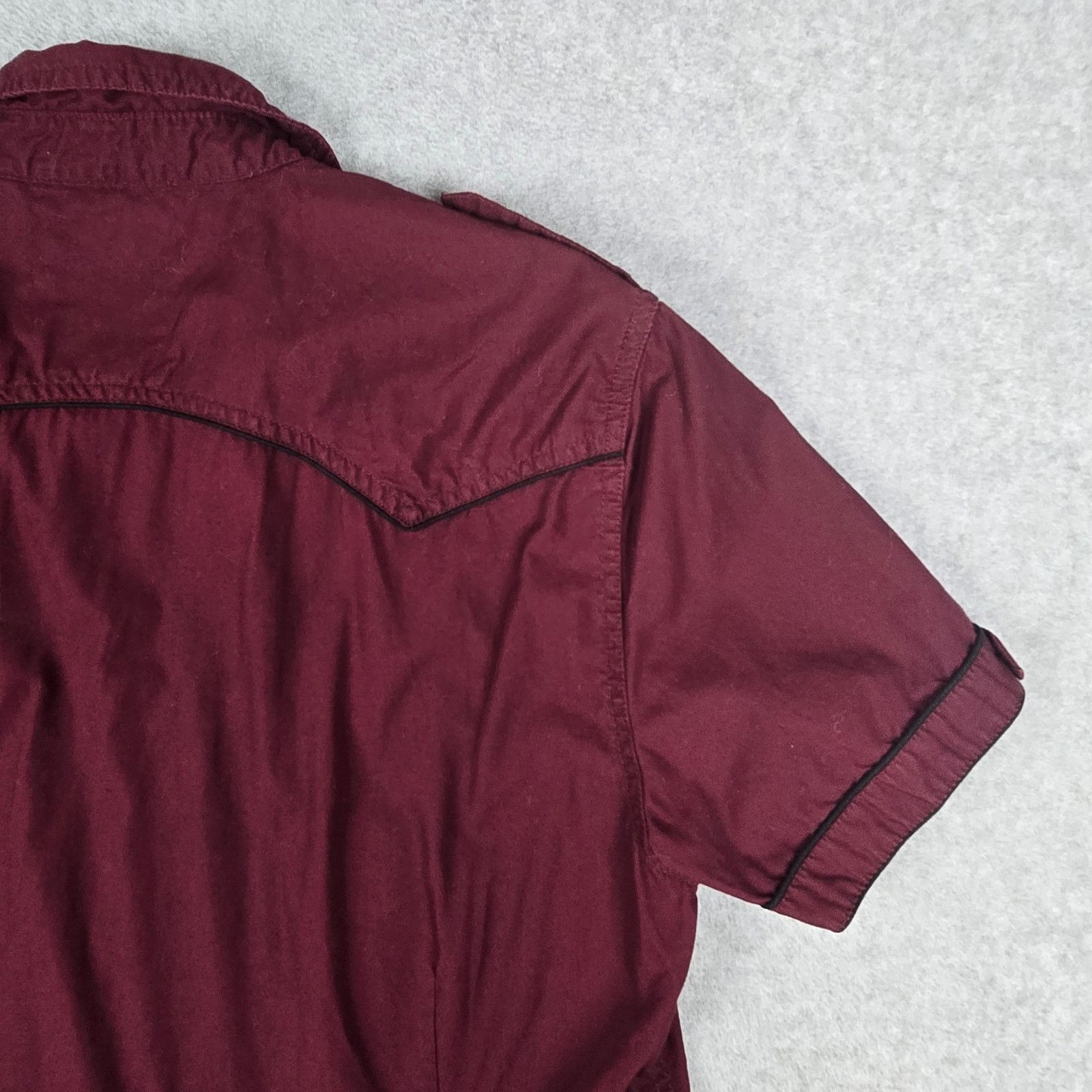 Guess Guess Large Maroon Shirt Black Stitched Logo Sleeve Patch Size US L / EU 52-54 / 3 - 10 Thumbnail