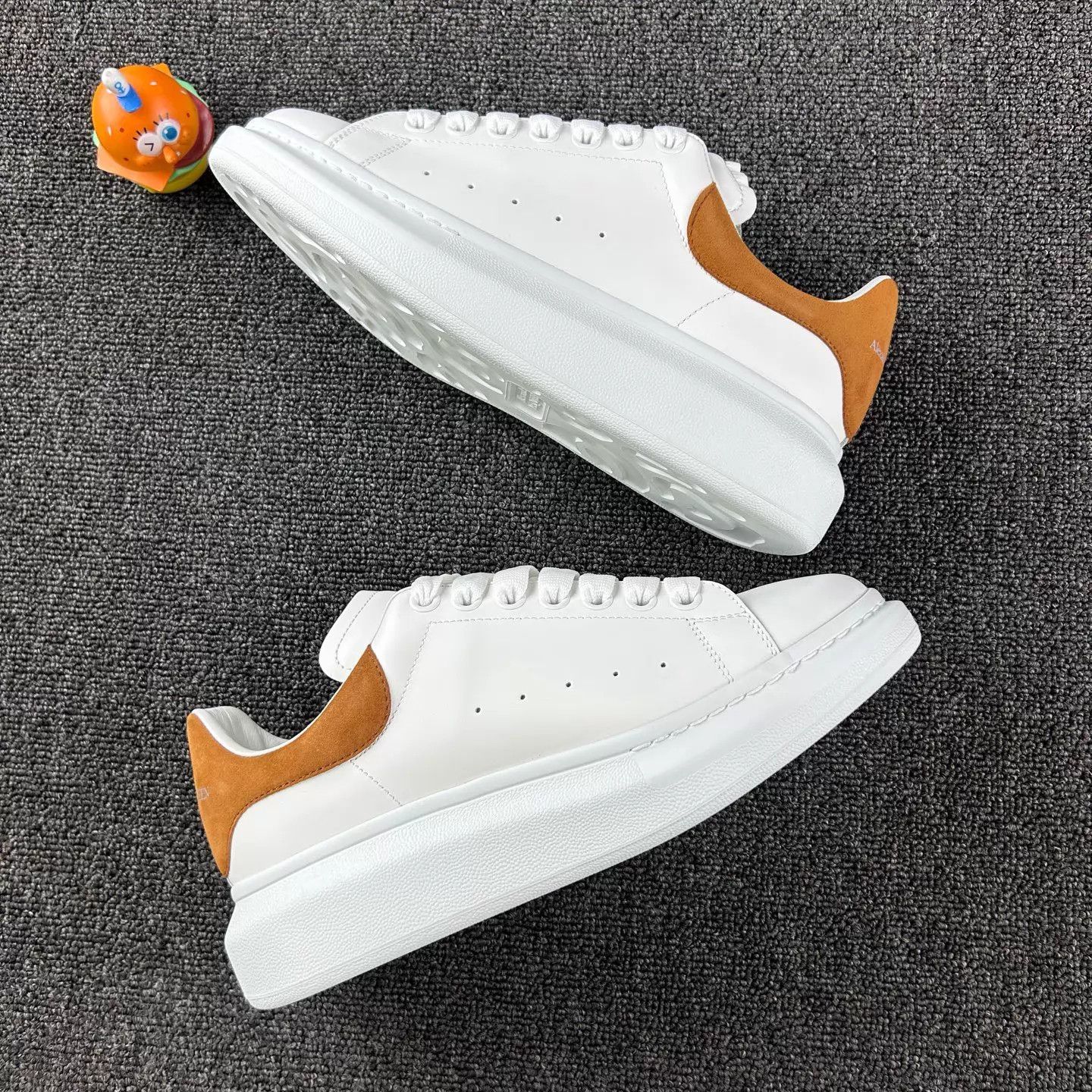 Alexander McQueen Alexander McQueen white sneakers logo tab platform 40.5 new Size US 7.5 / EU 40-41 - 4 Thumbnail
