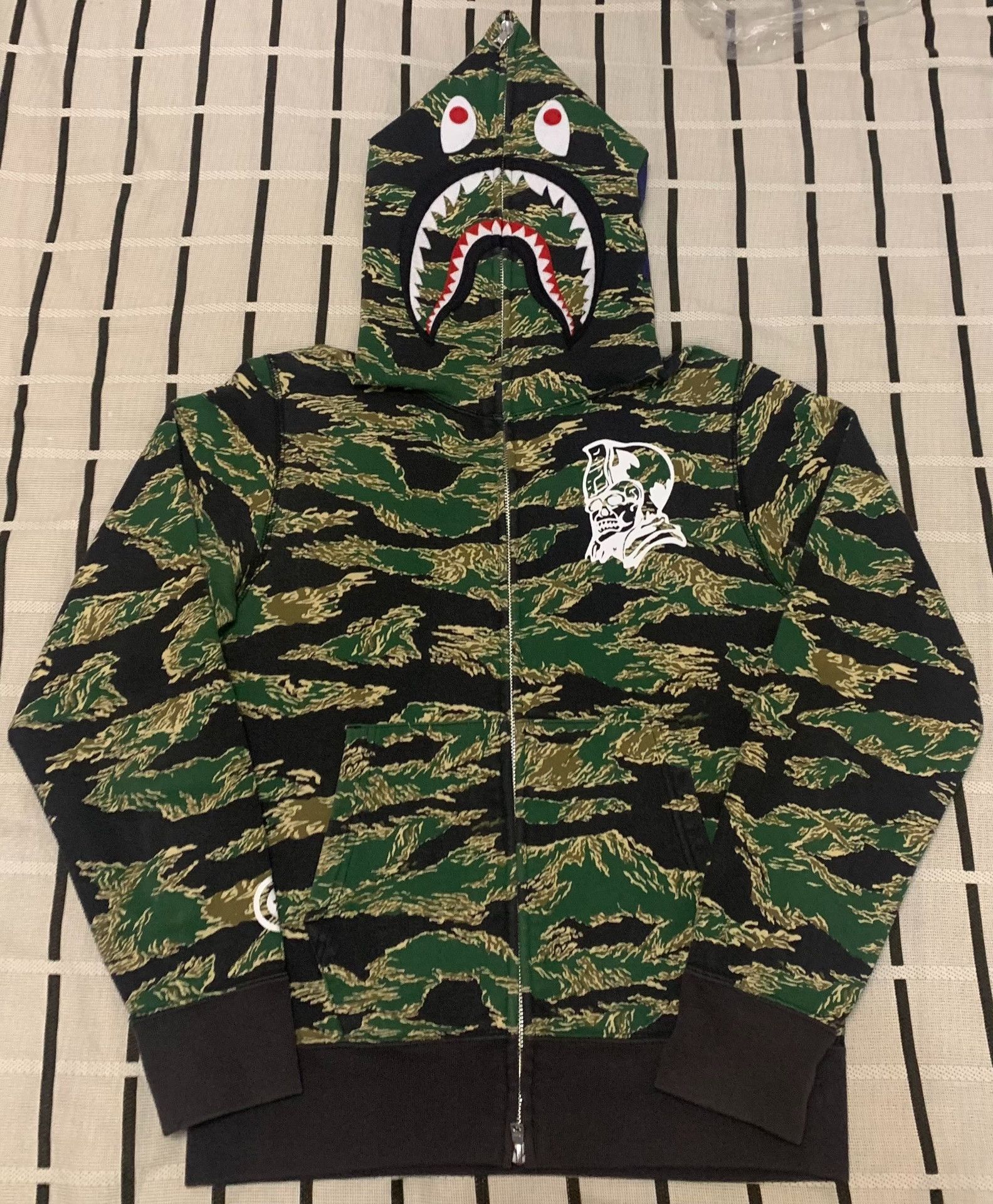 Bape Bape Shark Camo Light Jacket S Men Size US S / EU 44-46 / 1 - 1 Thumbnail