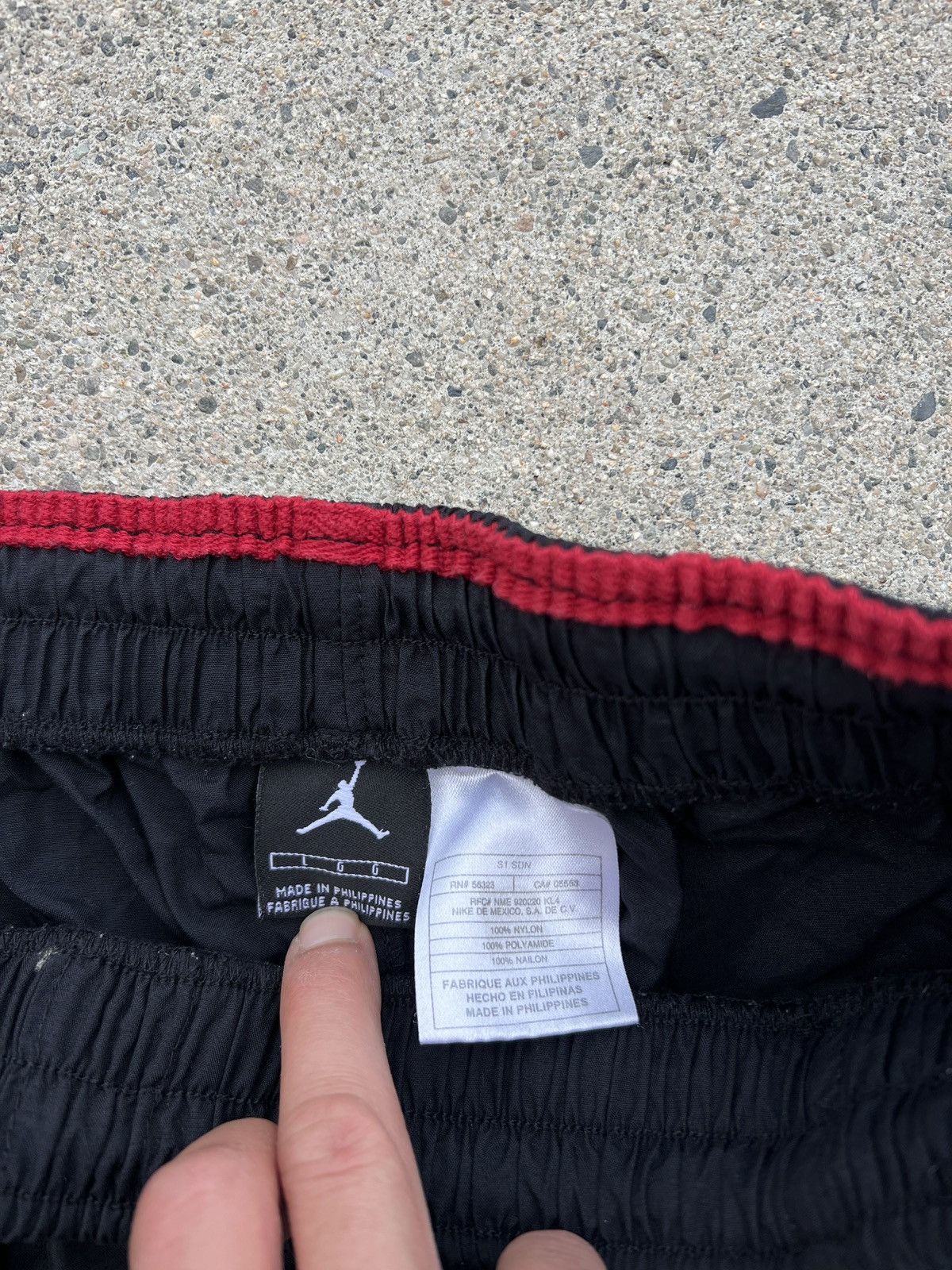 Jordan Brand 2000s Jordan Black/Red Relaxed Fit Hybrid Shorts Size L Size US 36 / EU 52 - 3 Thumbnail