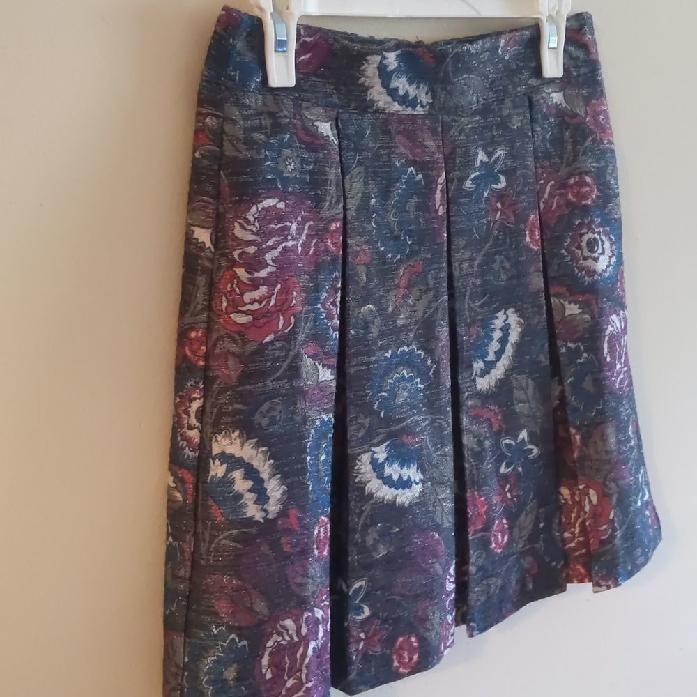 Loft LOFT Outlet Floral Pleated Skirt Size 4 Navy Blue Gold Threading Back Zip Size 27" / US 4 / IT 40 - 7 Thumbnail