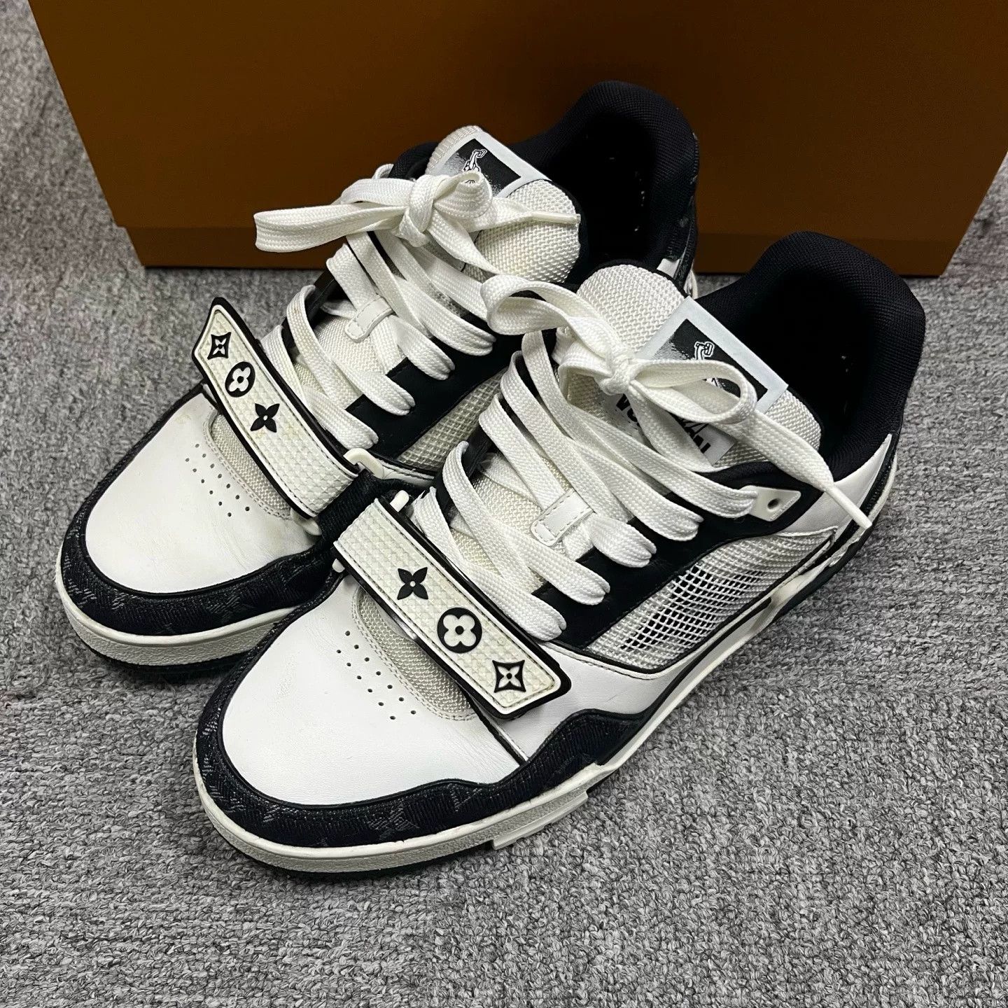 Louis Vuitton Louis Vuitton Black White Calf Leather Sneakers Size US 9 / EU 42 - 2 Thumbnail