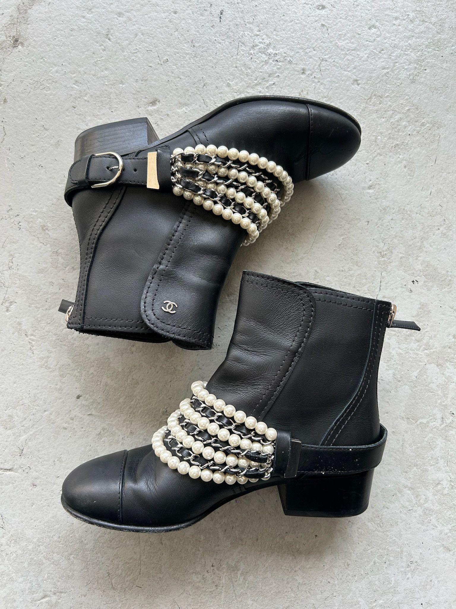 Chanel Chanel FW18 Leather Pearl Black Ankle Boots Size US 5 / IT 35 - 2 Thumbnail