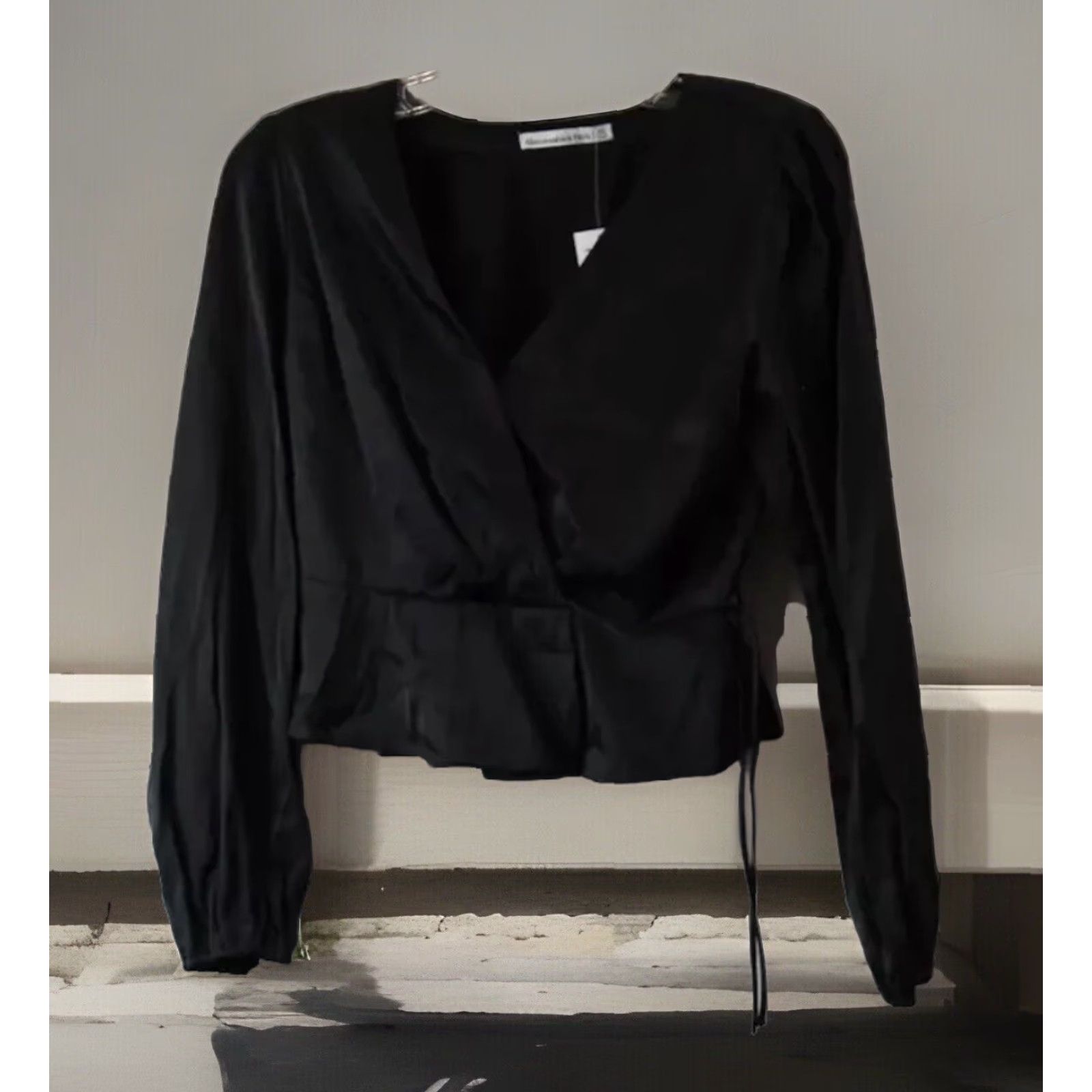 Abercrombie & Fitch VINTAGE Abercrombie & Fitch Black Satin Surplice Blouse XS Womens Designer Shirt Size XS / US 0-2 / IT 36-38 - 2 Thumbnail