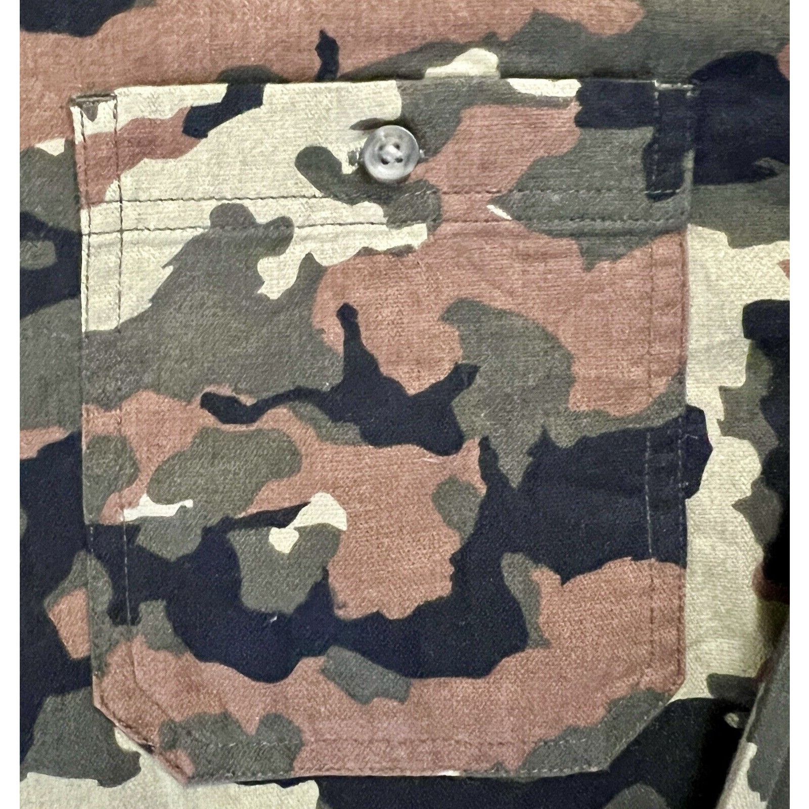 Other GOODFELLOW & CO Men's Green Camo Standard-Fit Button-Up LS Size US XL / EU 56 / 4 - 5 Thumbnail