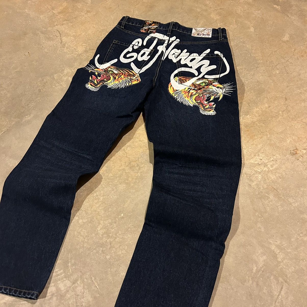 Jean Vintage ED HARDY Brodé Tigres Cyber Y2K Années 2000 - Taille M, Coupe Slim, Délavé Clair, Occasion TB état (8/10)