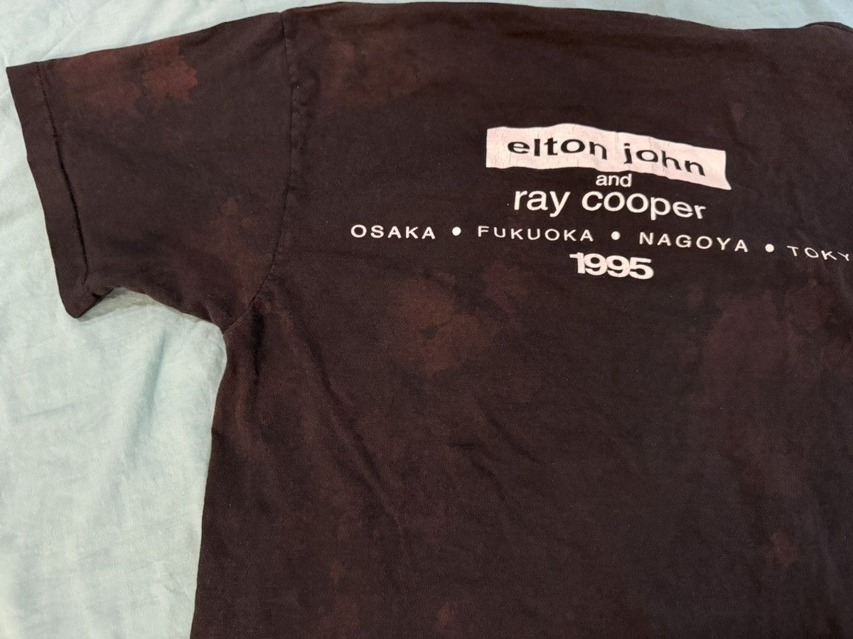 Vintage Thrashed Vintage 90s Elton John & Ray Cooper 1995 T Shirt Size US L / EU 52-54 / 3 - 7 Thumbnail