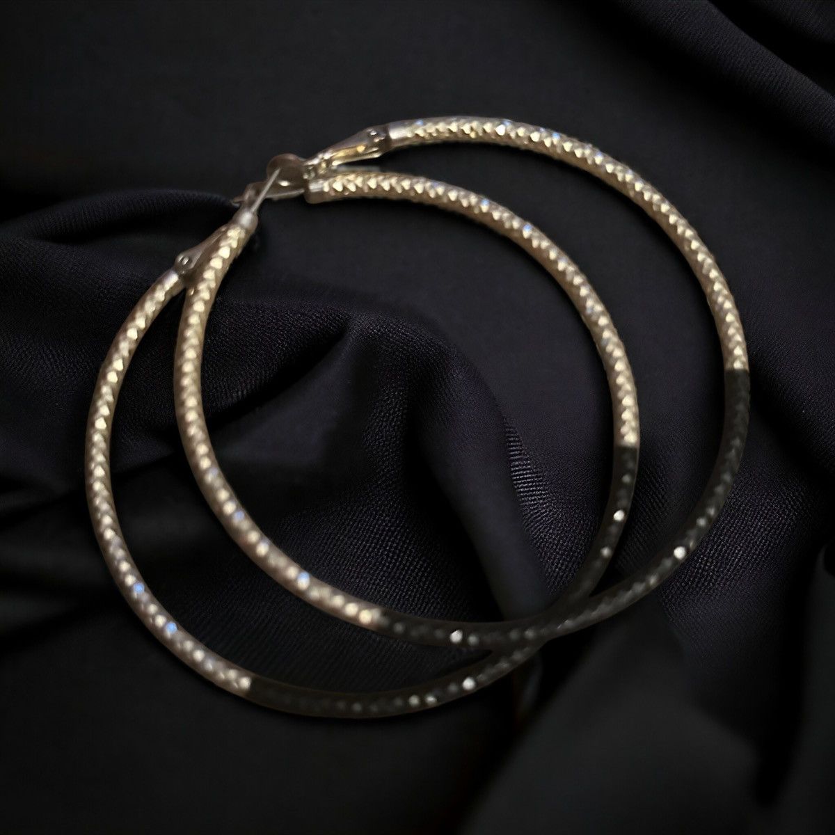 Other Gold and black diamond cut hoop earrings Size ONE SIZE - 1 Thumbnail