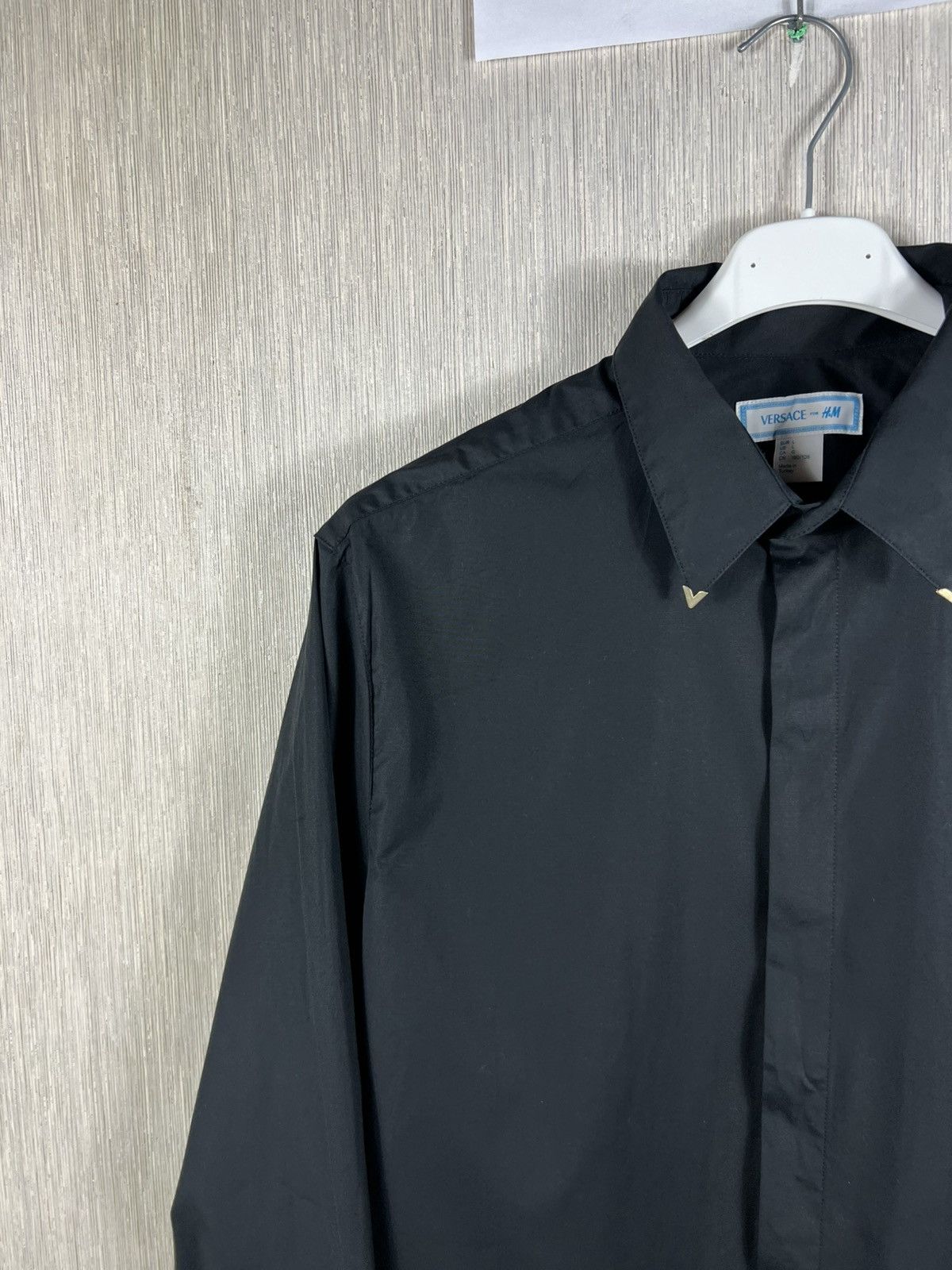 Versace Versace x H&M basic black shirt with V gold detail on collar Size US L / EU 52-54 / 3 - 4 Thumbnail
