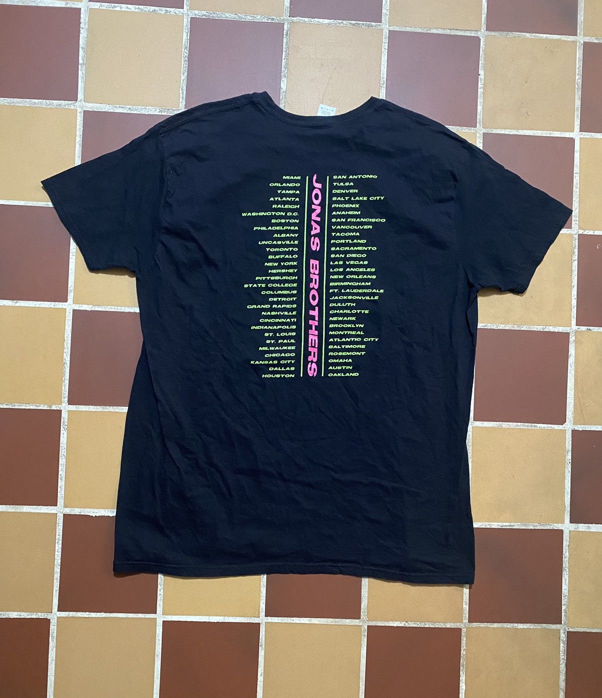 Band Tees Jonas Brothers Happiness Begins Tour Shirt Size US XL / EU 56 / 4 - 2 Thumbnail