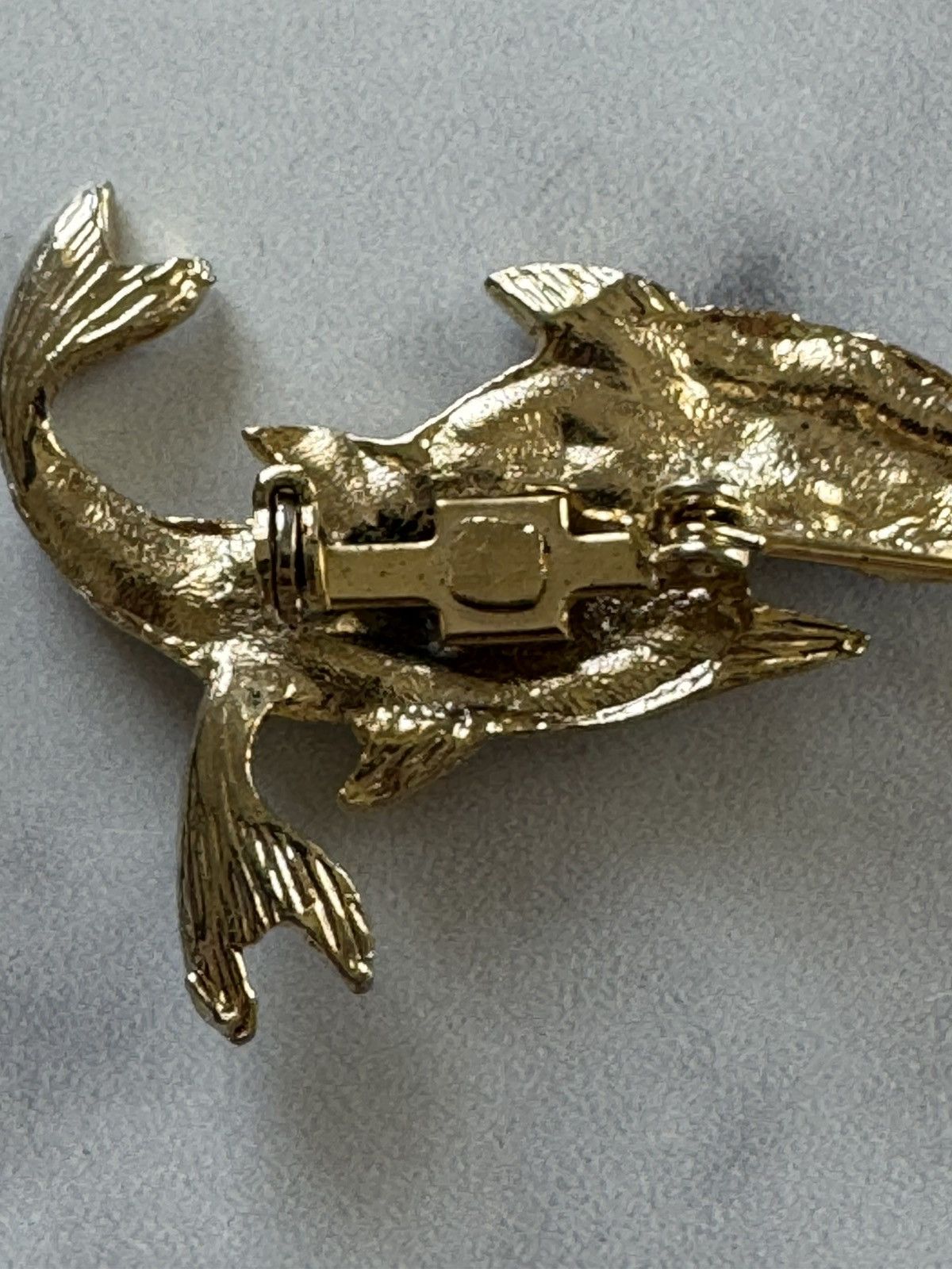 Vintage Vintage 90s pin brooch dolphin twin pair cream black gold Size ONE SIZE - 4 Thumbnail
