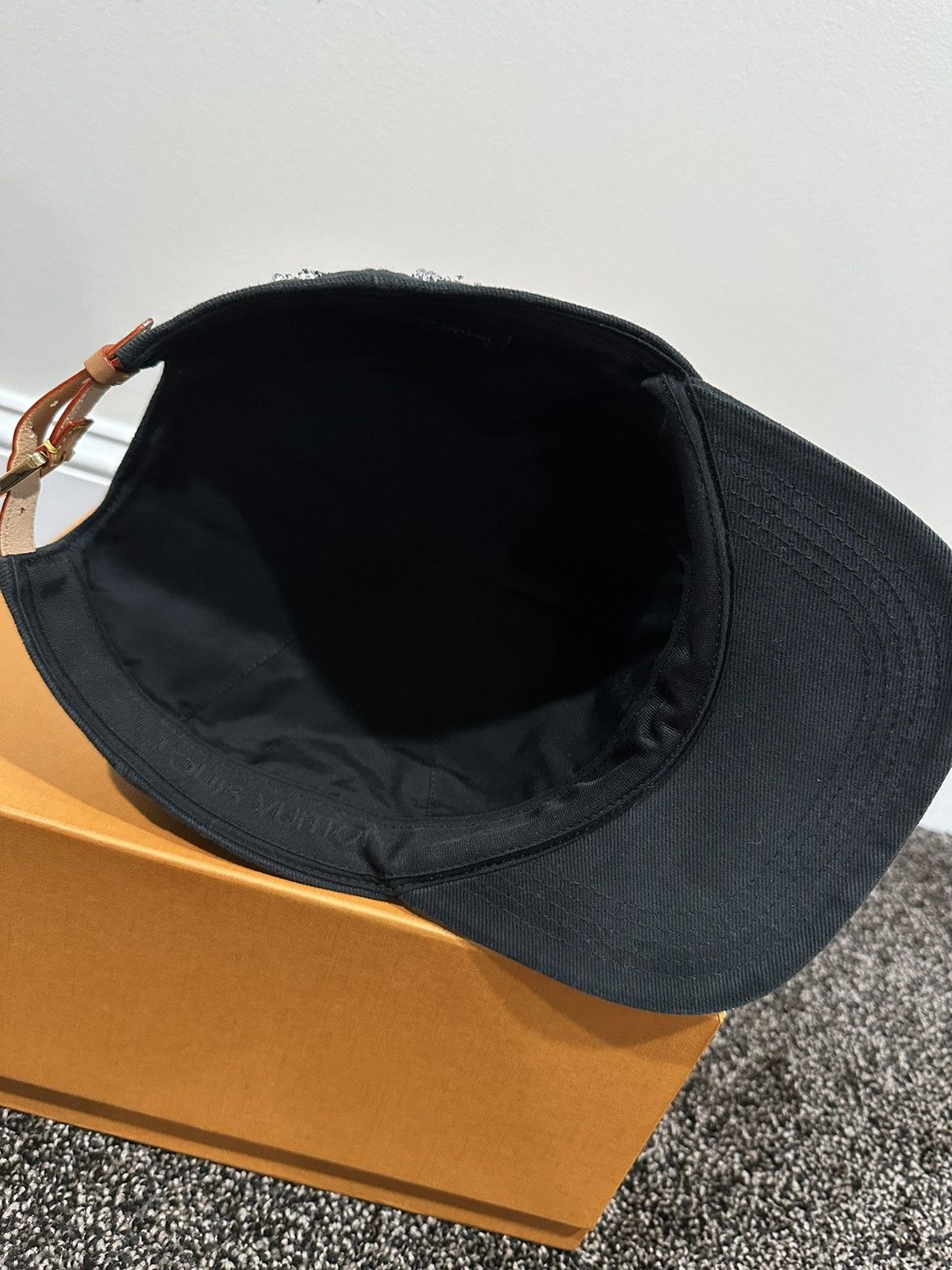 Louis Vuitton Louis Vuitton x Virgil Crystal Black / Yellow Script Hat Size ONE SIZE - 6 Thumbnail